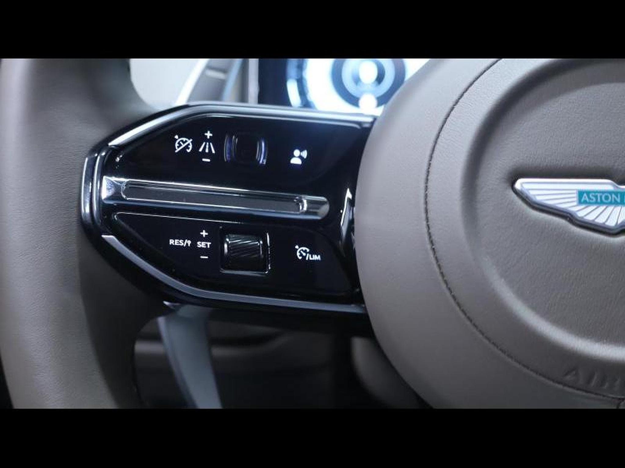 Aston-Martin DB12 V8 VOLANTE (2024) - Photo 31