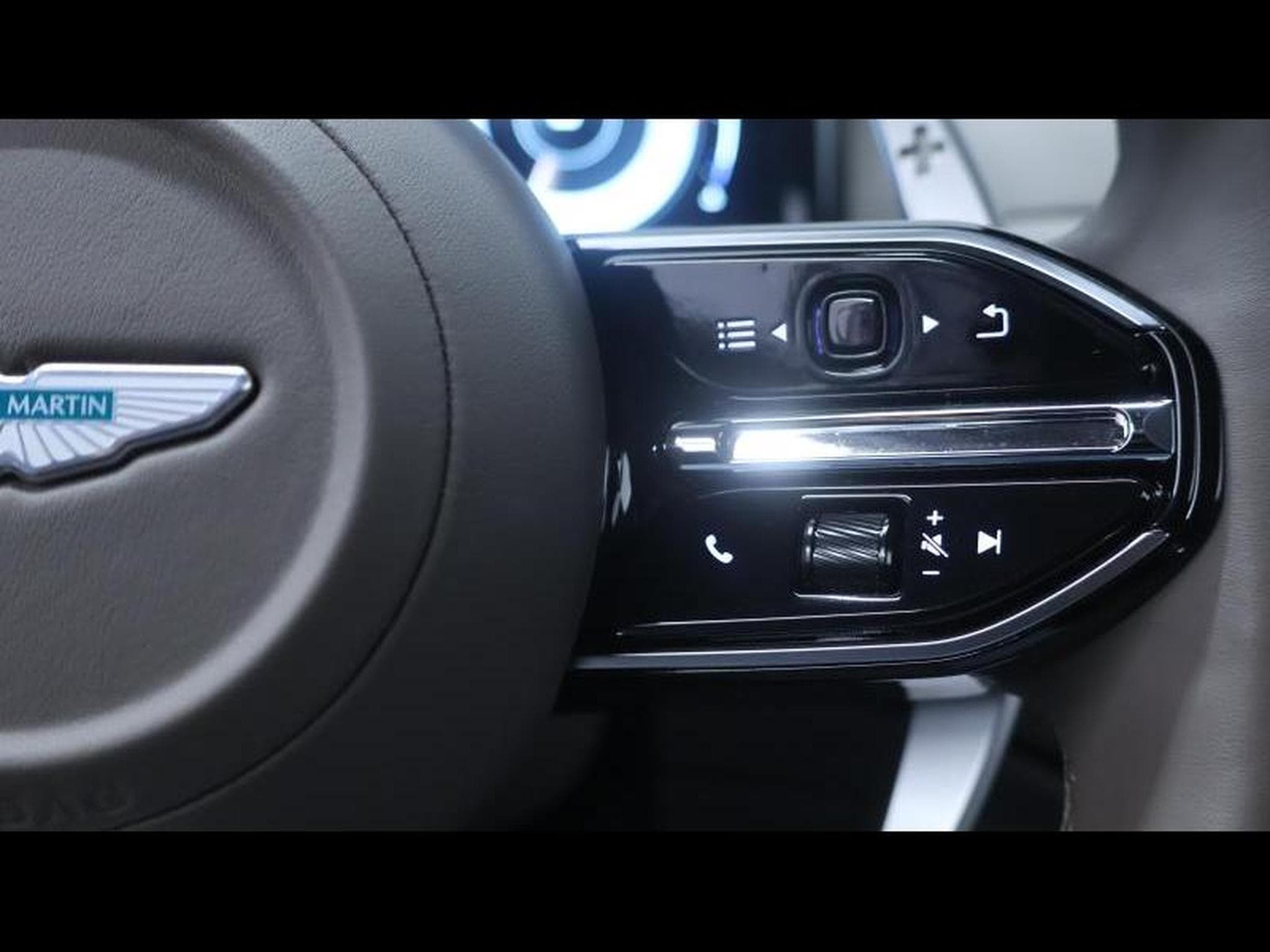 Aston-Martin DB12 V8 VOLANTE (2024) - Photo 32