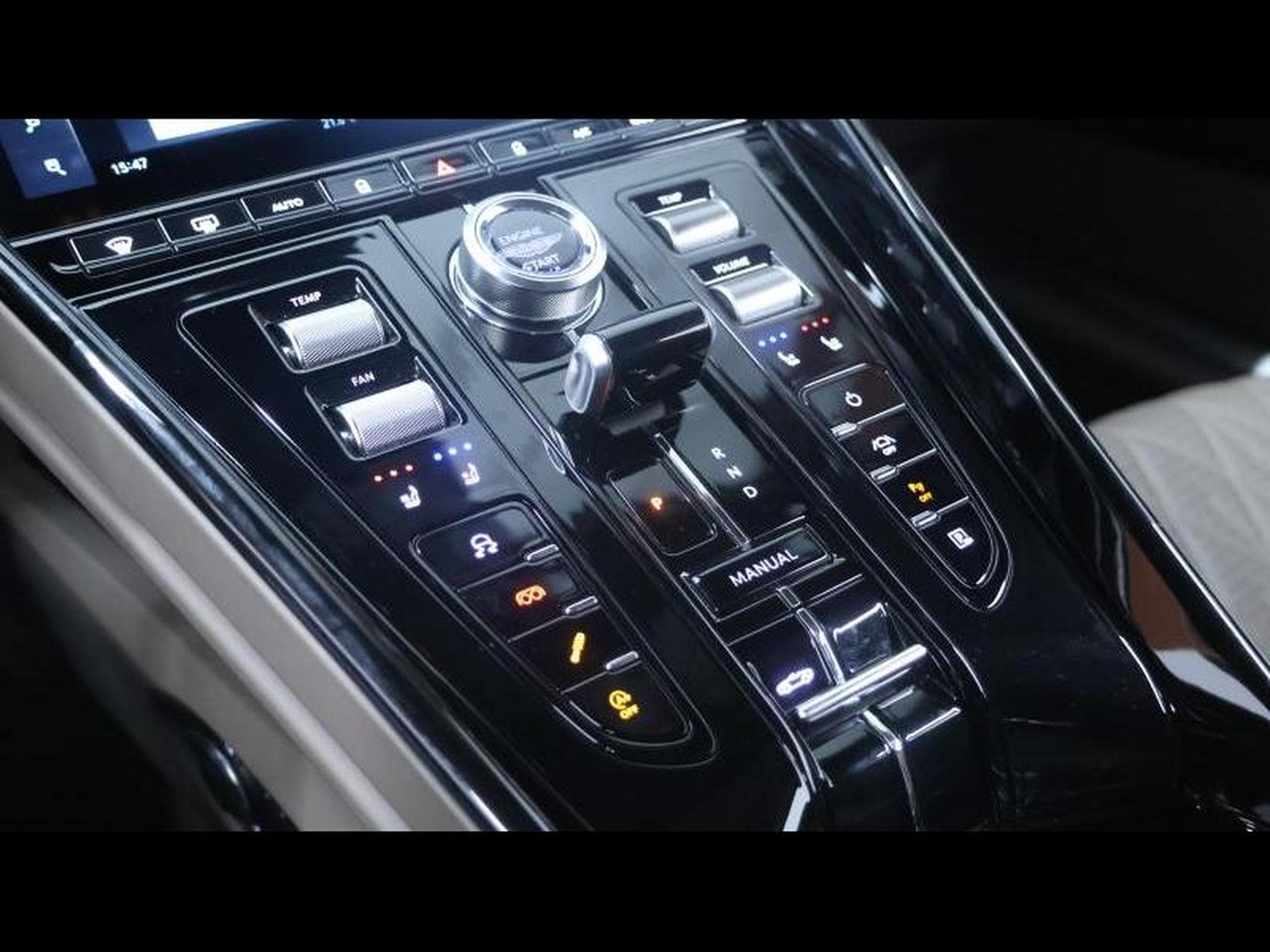 Aston-Martin DB12 V8 VOLANTE (2024) - Photo 33