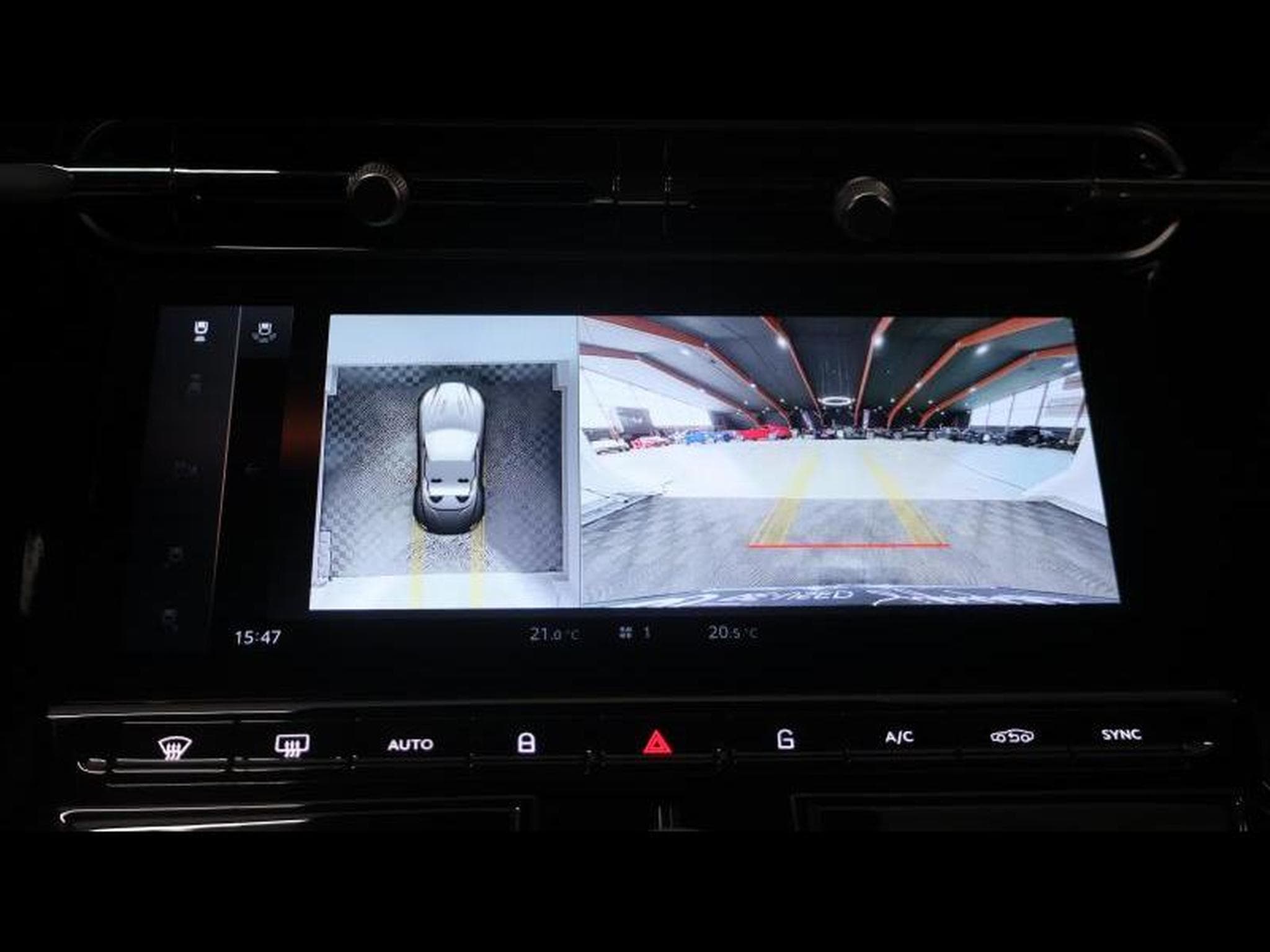 Aston-Martin DB12 V8 VOLANTE (2024) - Photo 34