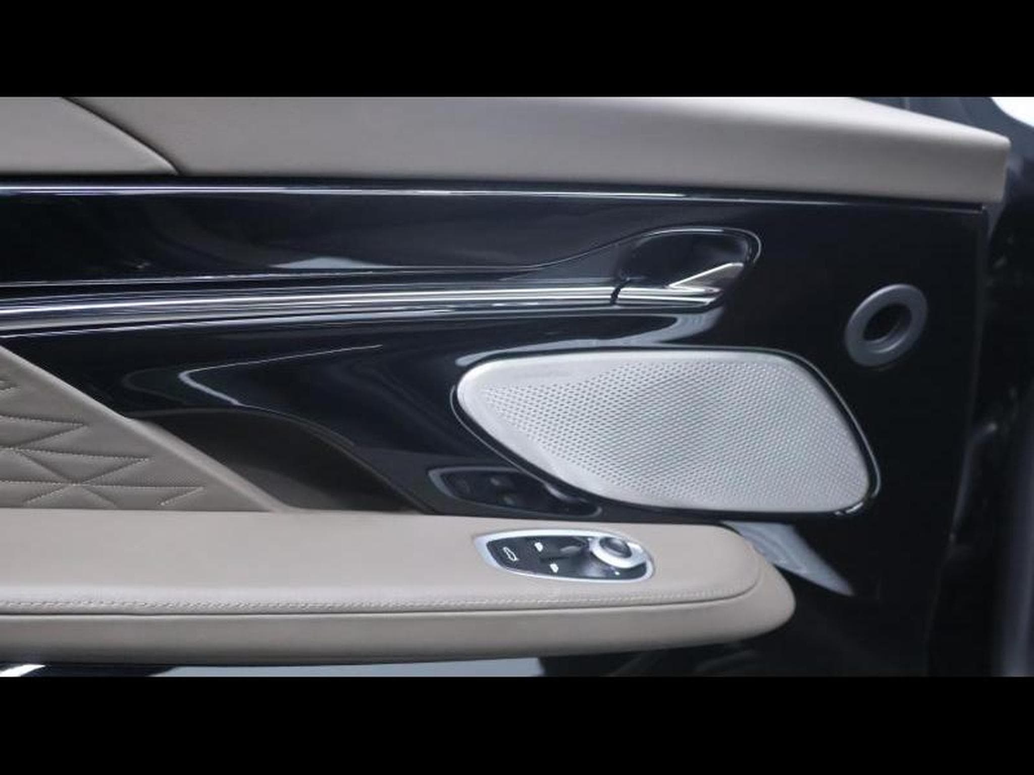 Aston-Martin DB12 V8 VOLANTE (2024) - Photo 37