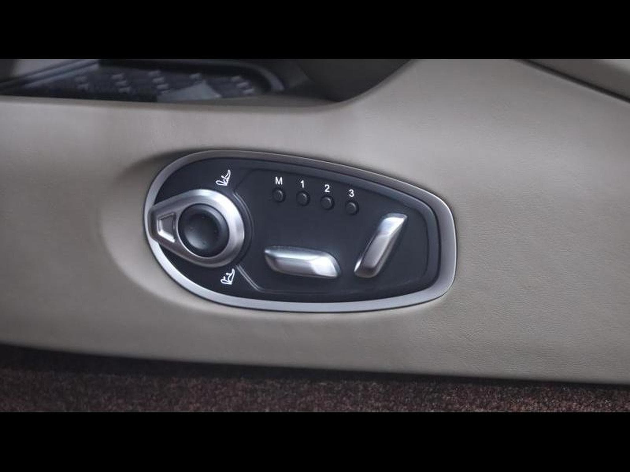 Aston-Martin DB12 V8 VOLANTE (2024) - Photo 38