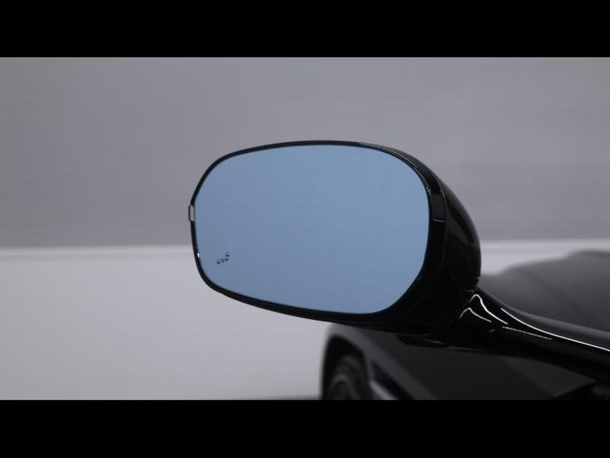 Aston-Martin DB12 V8 VOLANTE (2024) - Photo 40