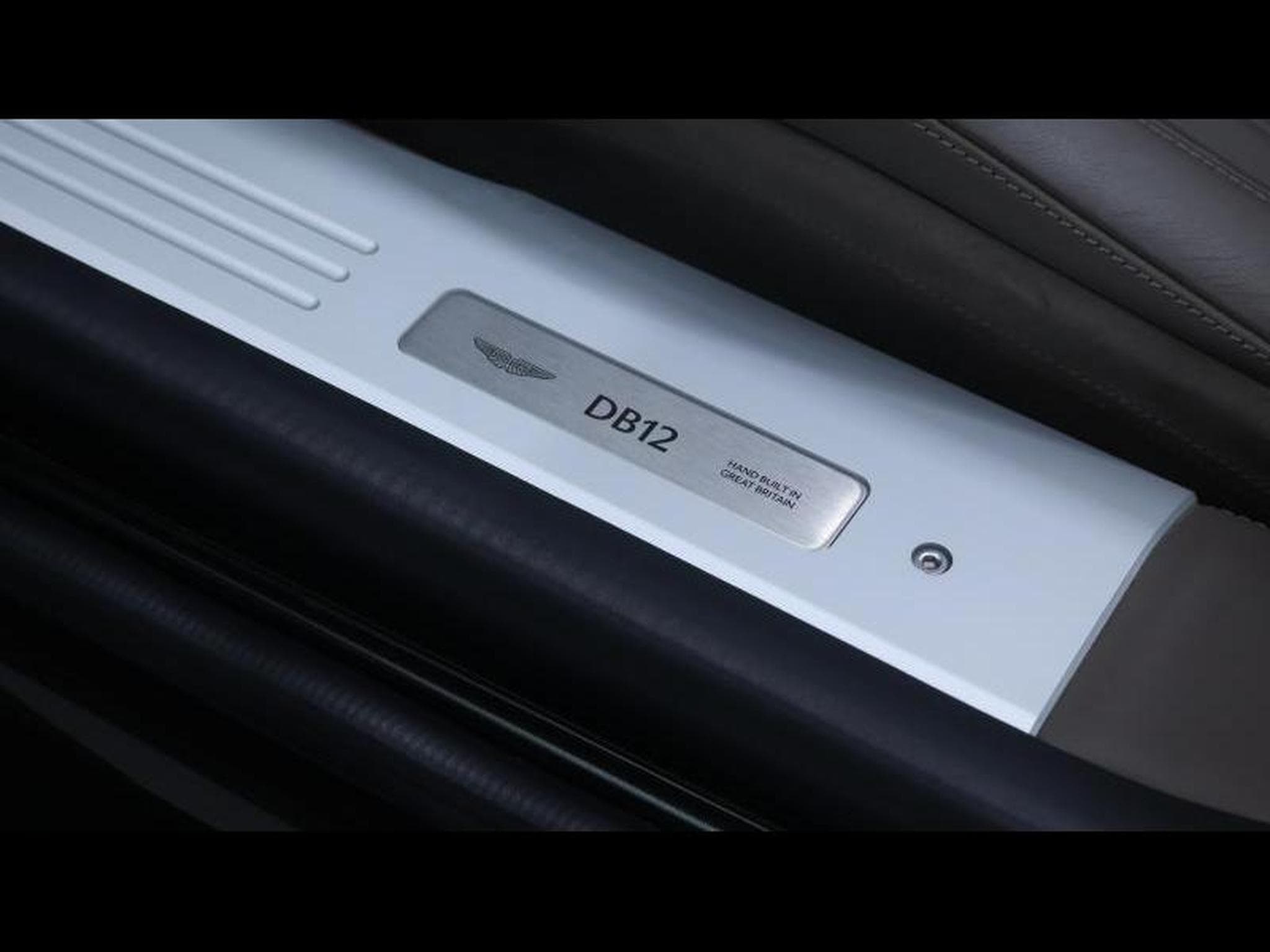 Aston-Martin DB12 V8 VOLANTE (2024) - Photo 41