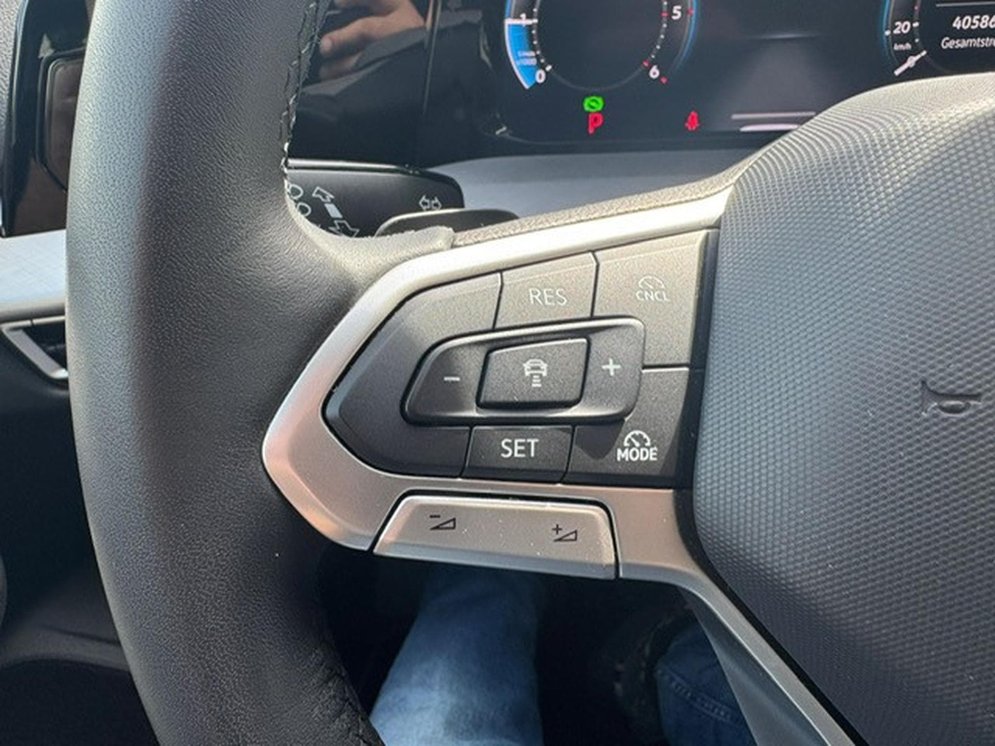 VW Golf VOLKSWAGEN GOLF 8 2.0 TDI  LED AUTOMATIK DIGITAL COCKPIT KAM (2025) - Foto 13