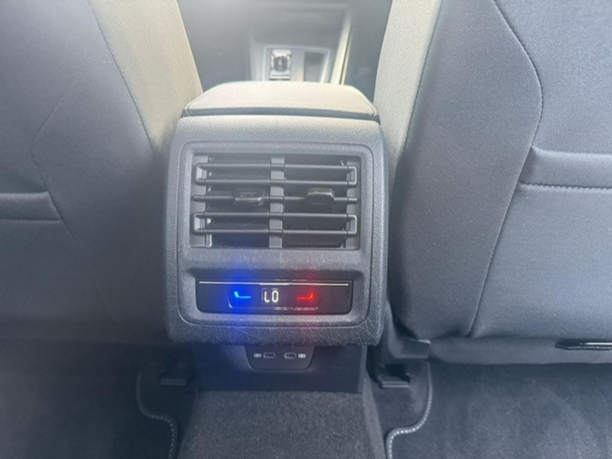 VW Golf VOLKSWAGEN GOLF 8 2.0 TDI  LED AUTOMATIK DIGITAL COCKPIT KAM (2025) - Foto 6