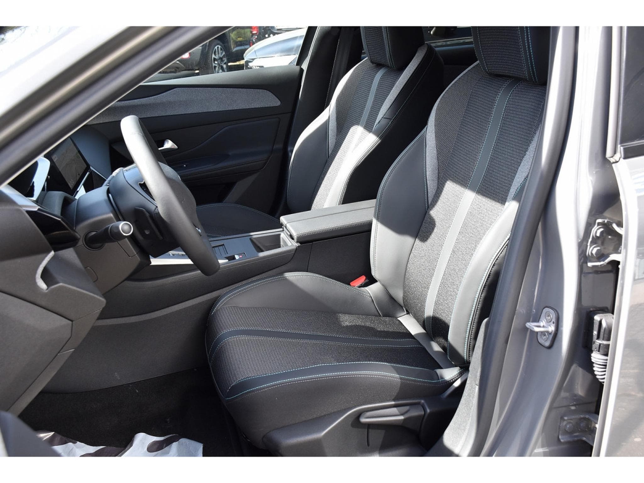 Peugeot 308 1.2 Hybrid 145 e-DCS6 Allure ACC LANE GPS CAM360 1° MAIN (2025) - Photo 6