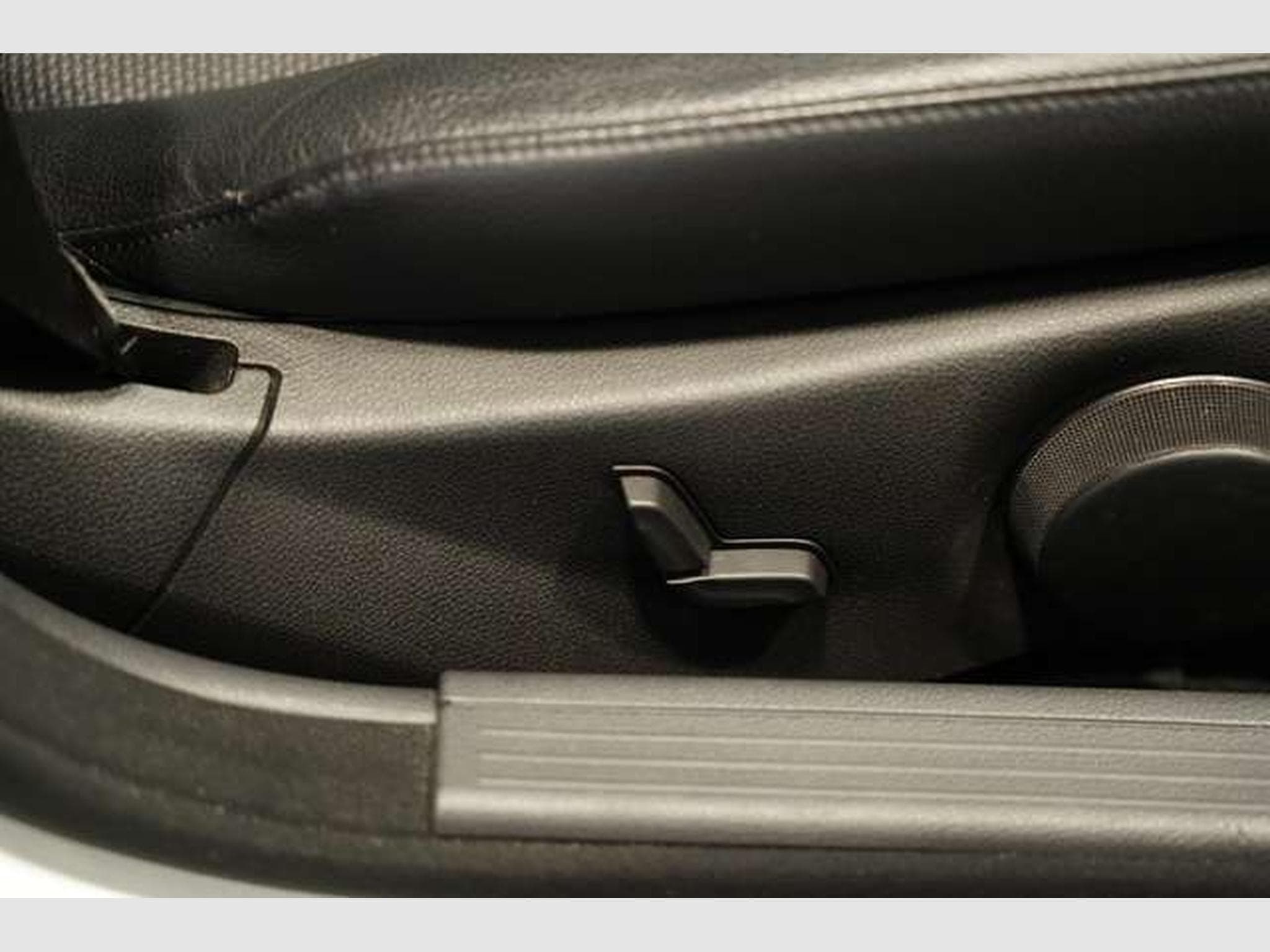 Mercedes C 200 CGI BlueEfficiency AMG Line *Bi-Xenon *SHZ (2011) - Photo 12