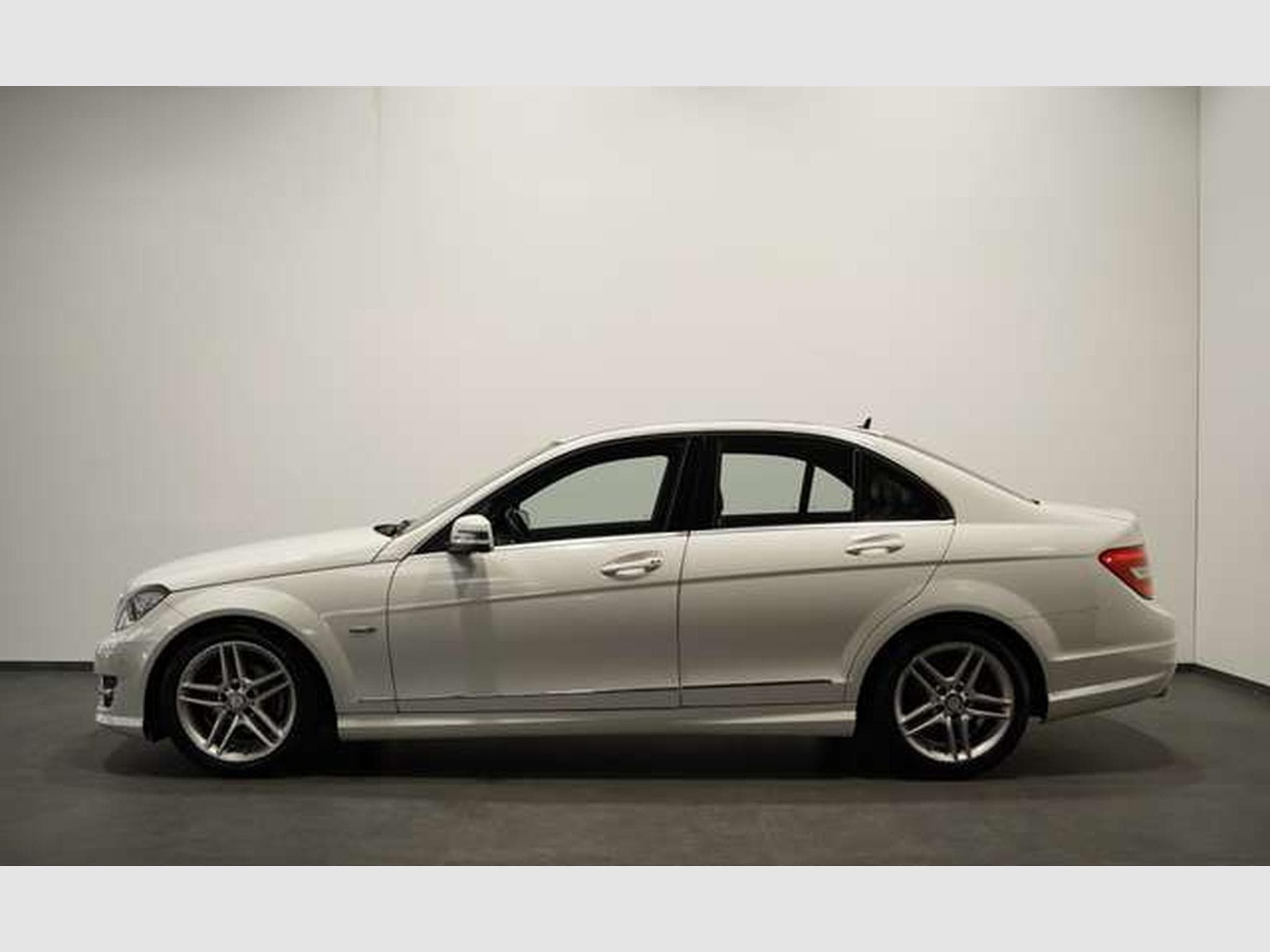 Mercedes C 200 CGI BlueEfficiency AMG Line *Bi-Xenon *SHZ (2011) - Photo 3