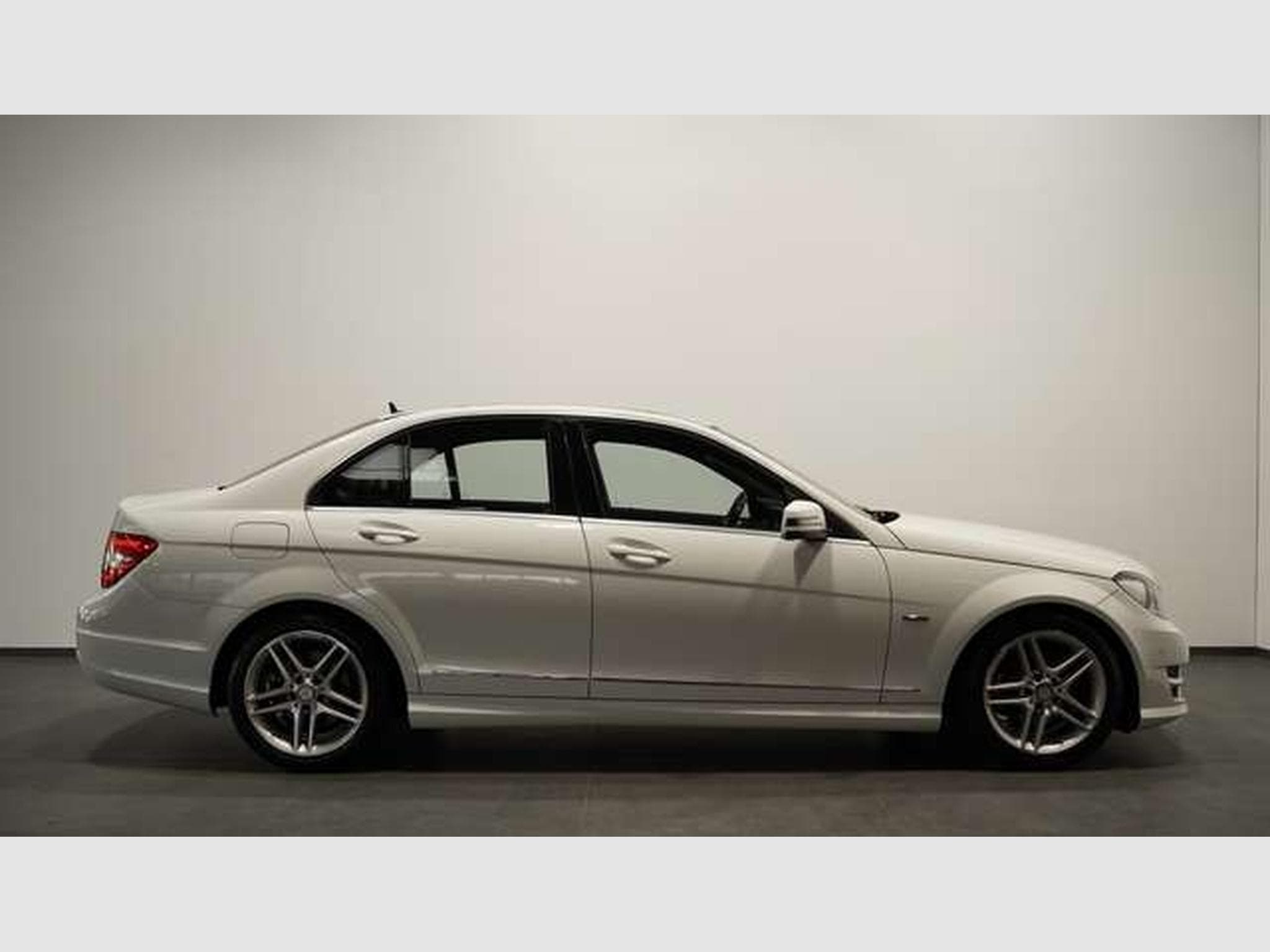 Mercedes C 200 CGI BlueEfficiency AMG Line *Bi-Xenon *SHZ (2011) - Photo 4
