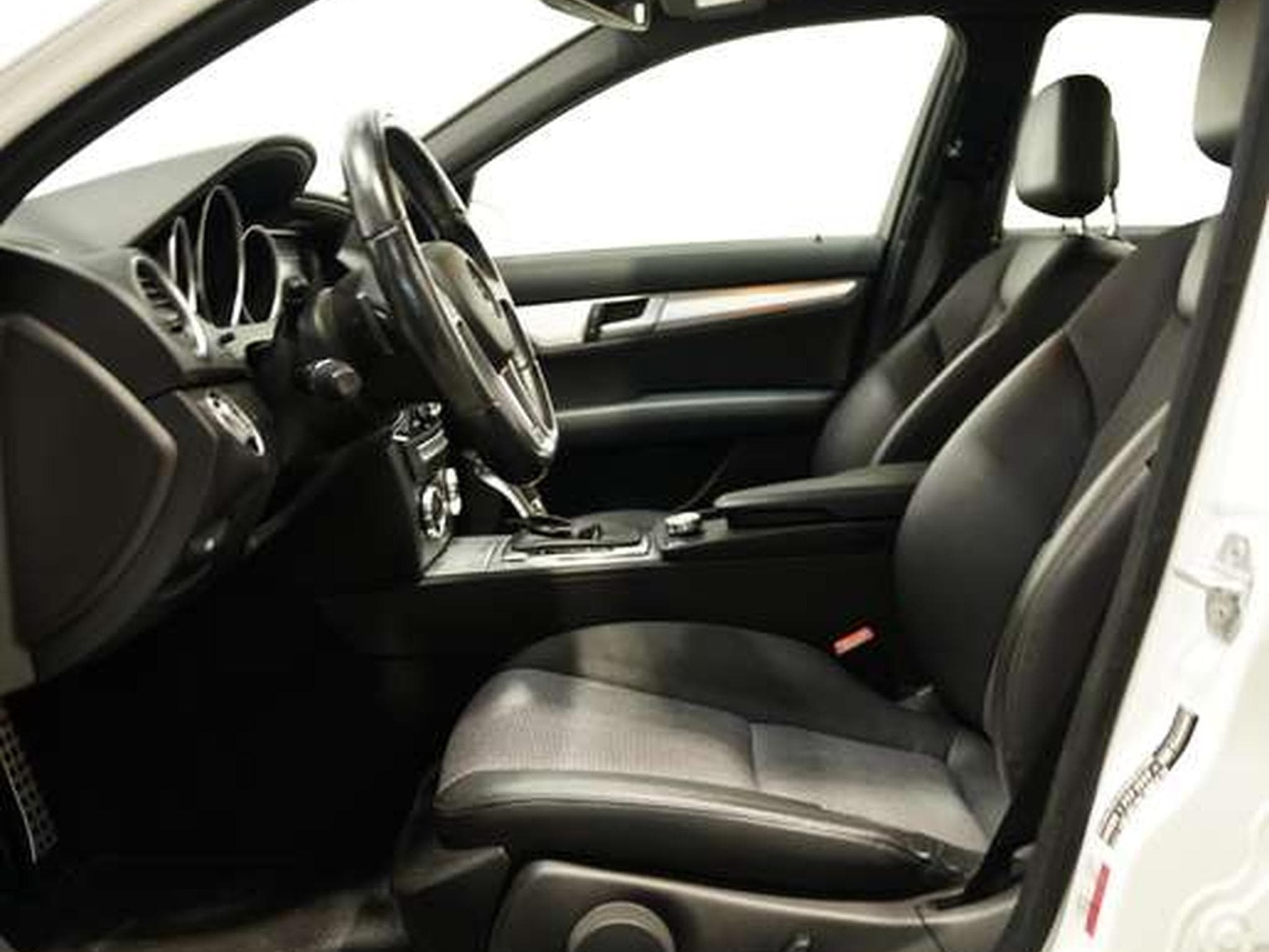 Mercedes C 200 CGI BlueEfficiency AMG Line *Bi-Xenon *SHZ (2011) - Photo 7
