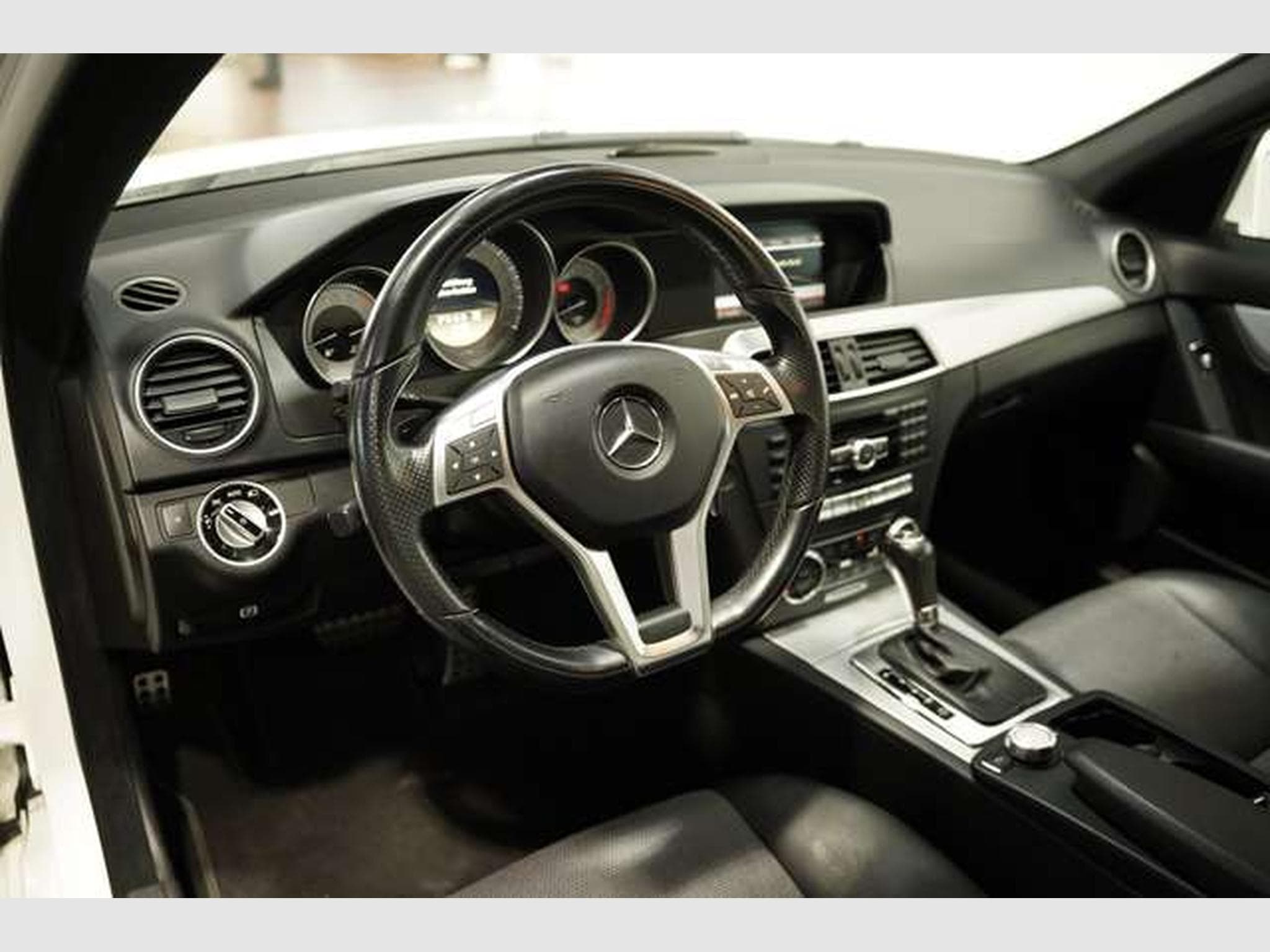 Mercedes C 200 CGI BlueEfficiency AMG Line *Bi-Xenon *SHZ (2011) - Photo 8
