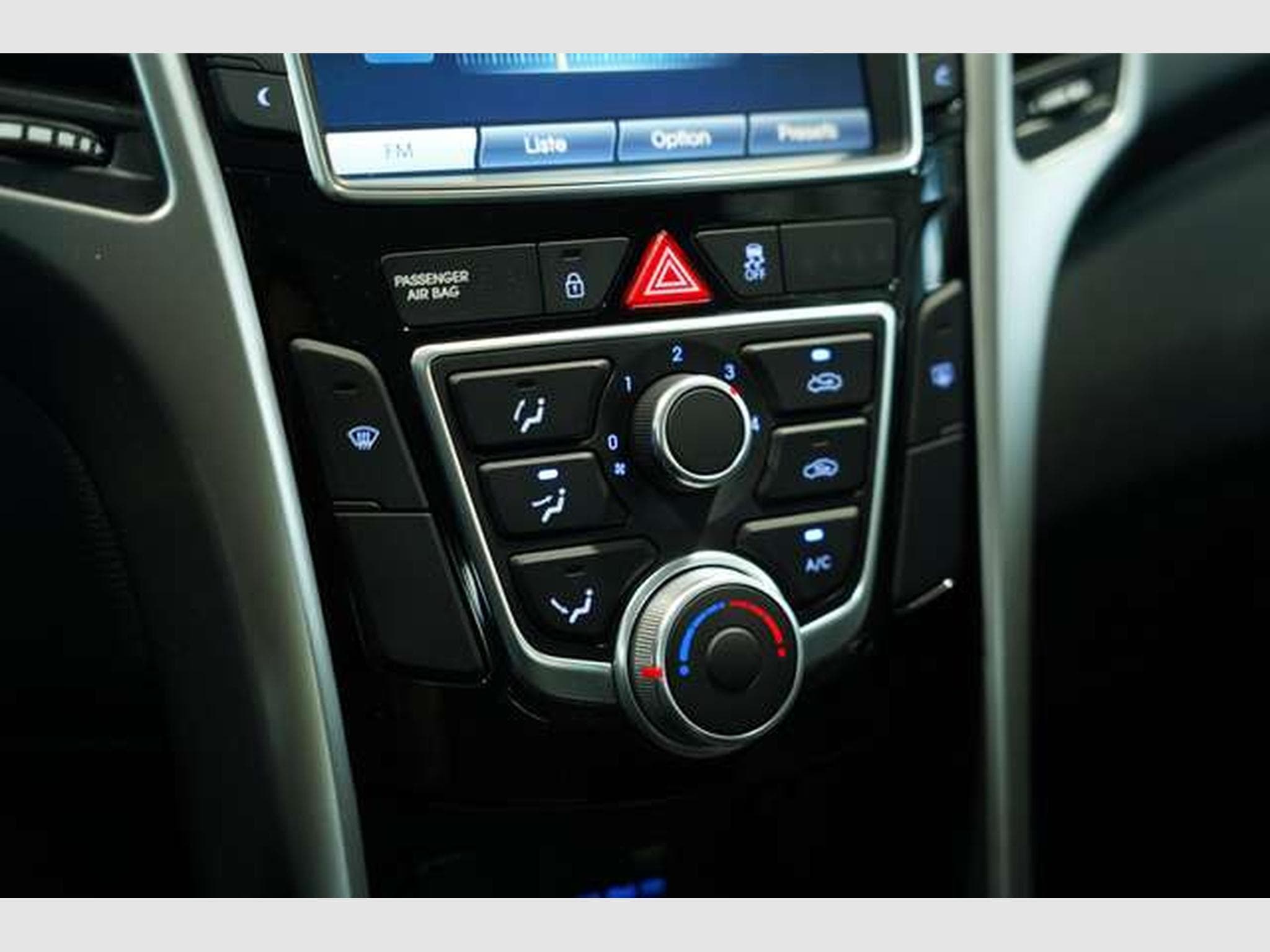 Hyundai i30 YES! *1.Hand *Tempomat *Navi *Bluetooth (2016) - Photo 30