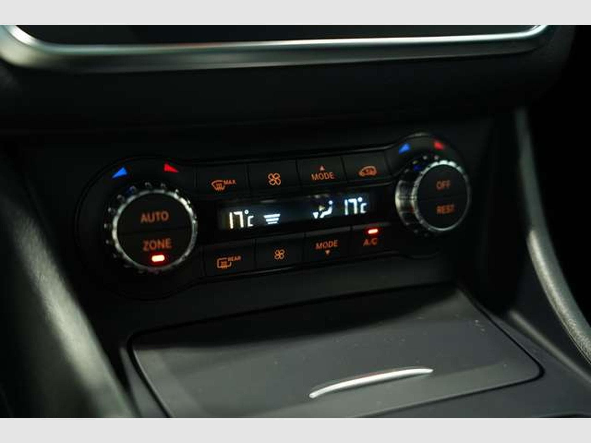 Mercedes CLA 200 2.H *Pano *H&K*Memory*ACC (2015) - Foto 33