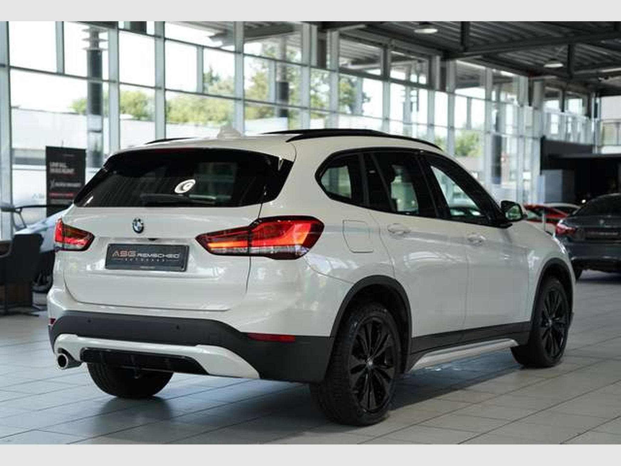 BMW X1 sDrive 18 i Sport Line 1.H *18 *Pano *Memory (2021) - Foto 8