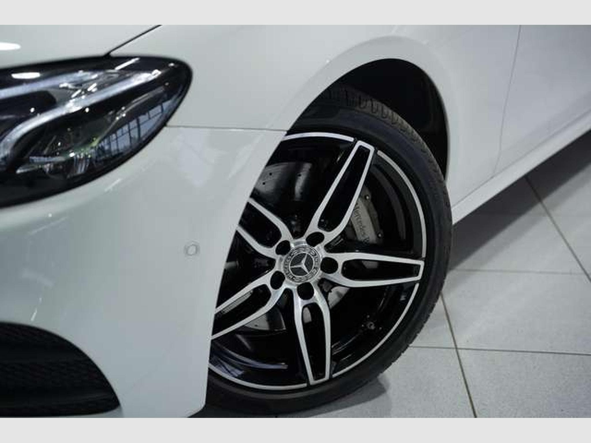 Mercedes E 400 d T 4M AMG Line *2.H *Distr. *LUFT *Pano (2020) - Photo 3