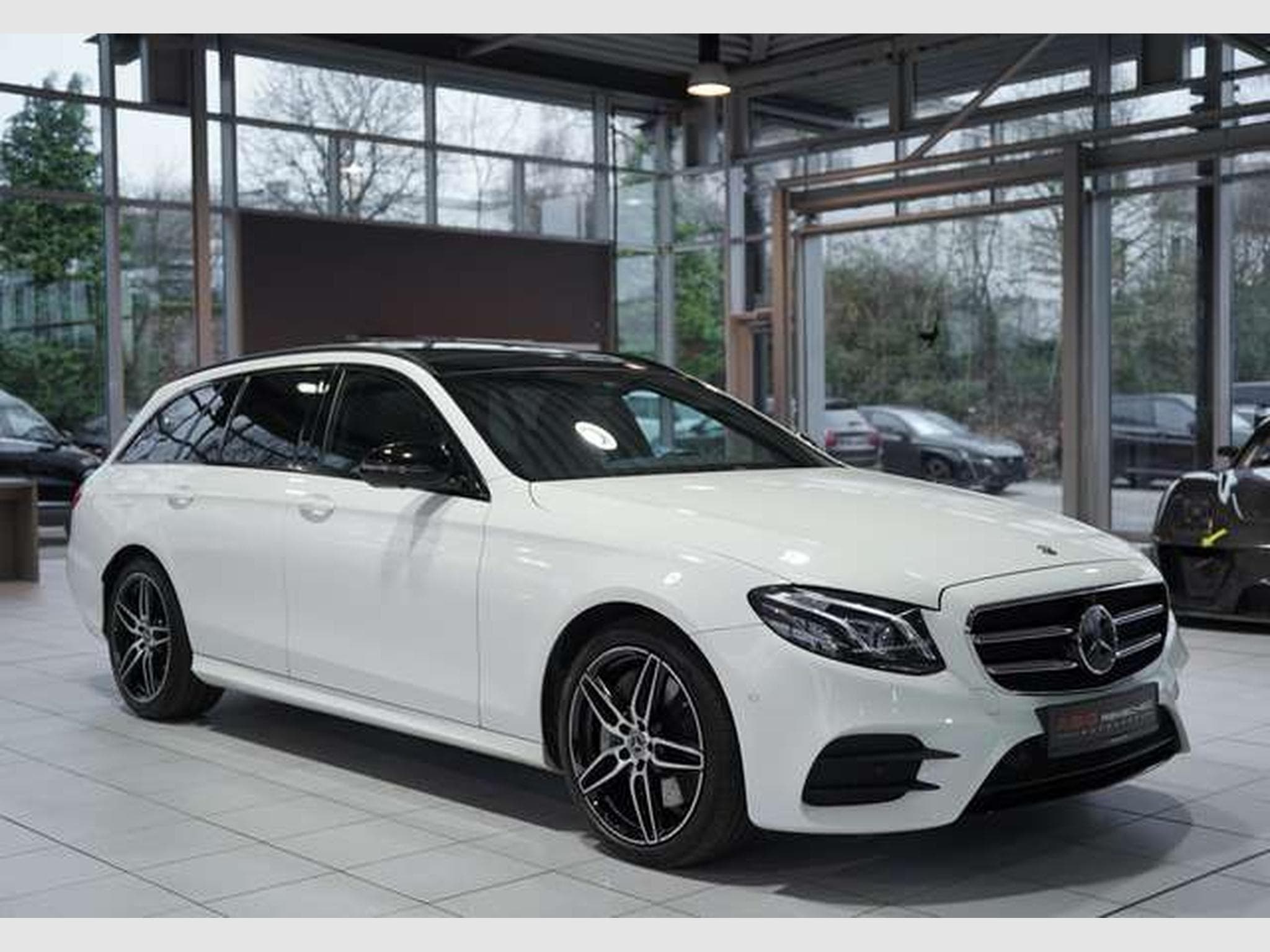 Mercedes E 400 d T 4M AMG Line *2.H *Distr. *LUFT *Pano (2020) - Photo 6