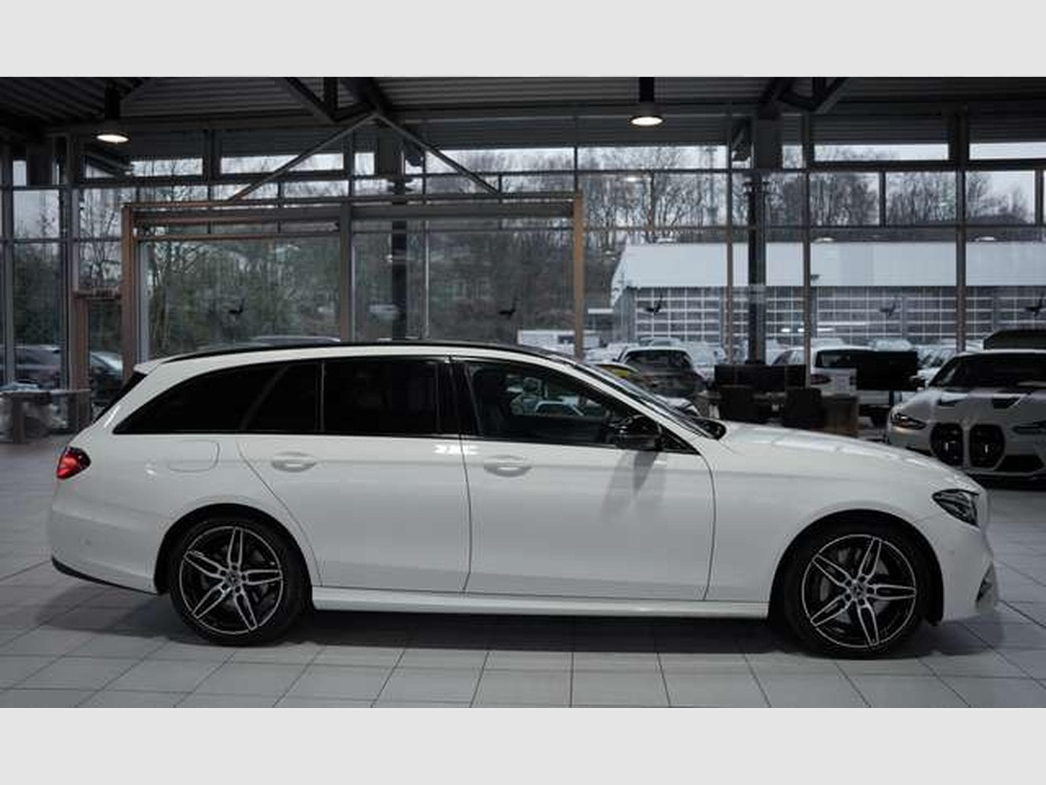 Mercedes E 400 d T 4M AMG Line *2.H *Distr. *LUFT *Pano (2020) - Photo 7