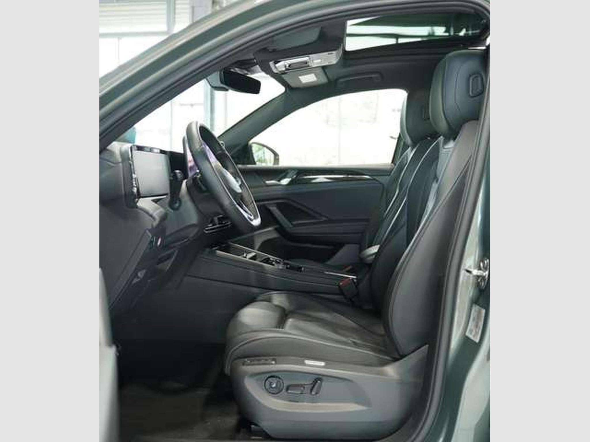 VW Tiguan 2.0 TDI R Line *2.H *20 *Pano *Matrix (2024) - Photo 26