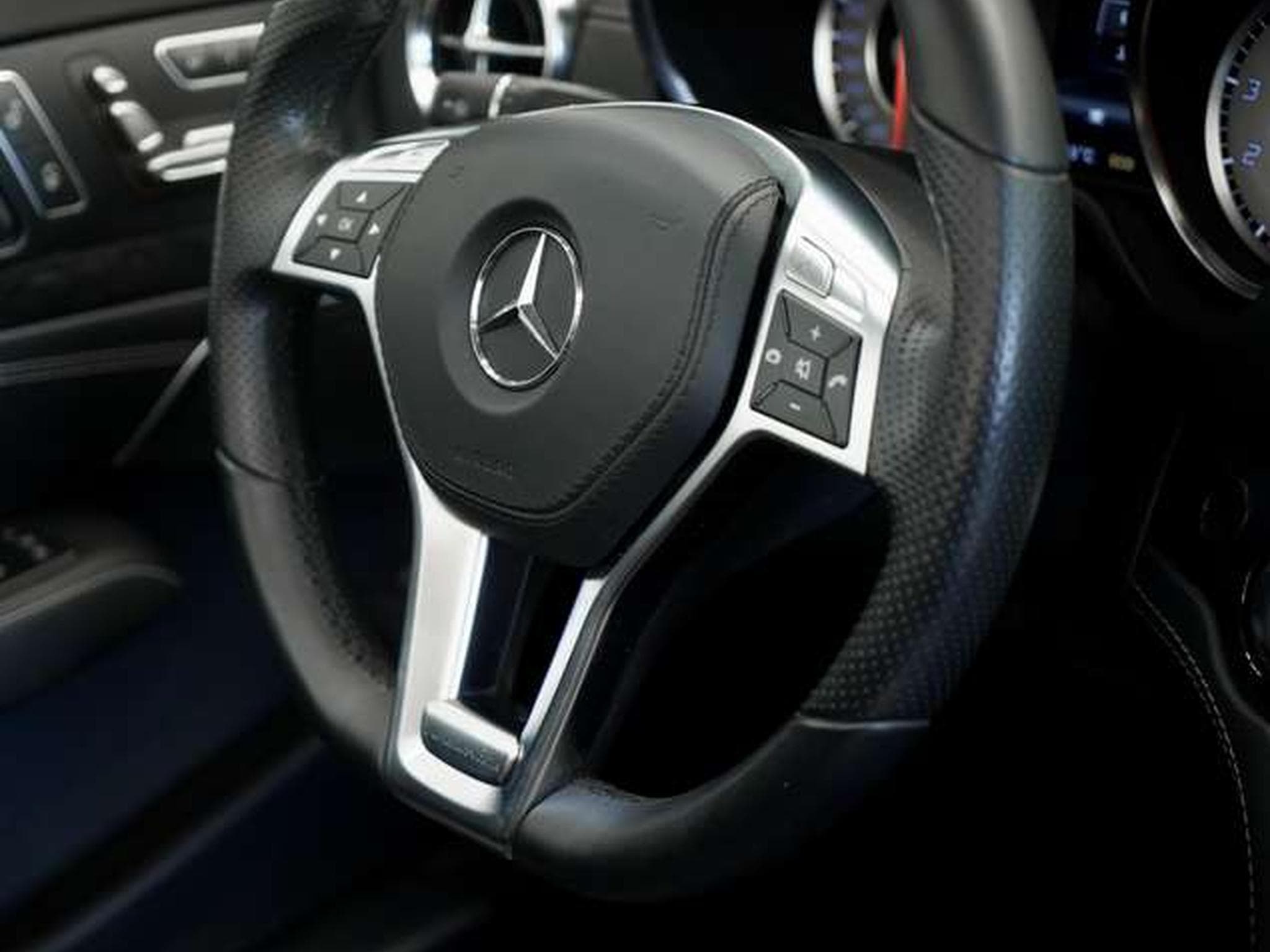 Mercedes SL 350 Cabrio AMG Line *H&K*Airscarf*19Zoll (2013) - Photo 16