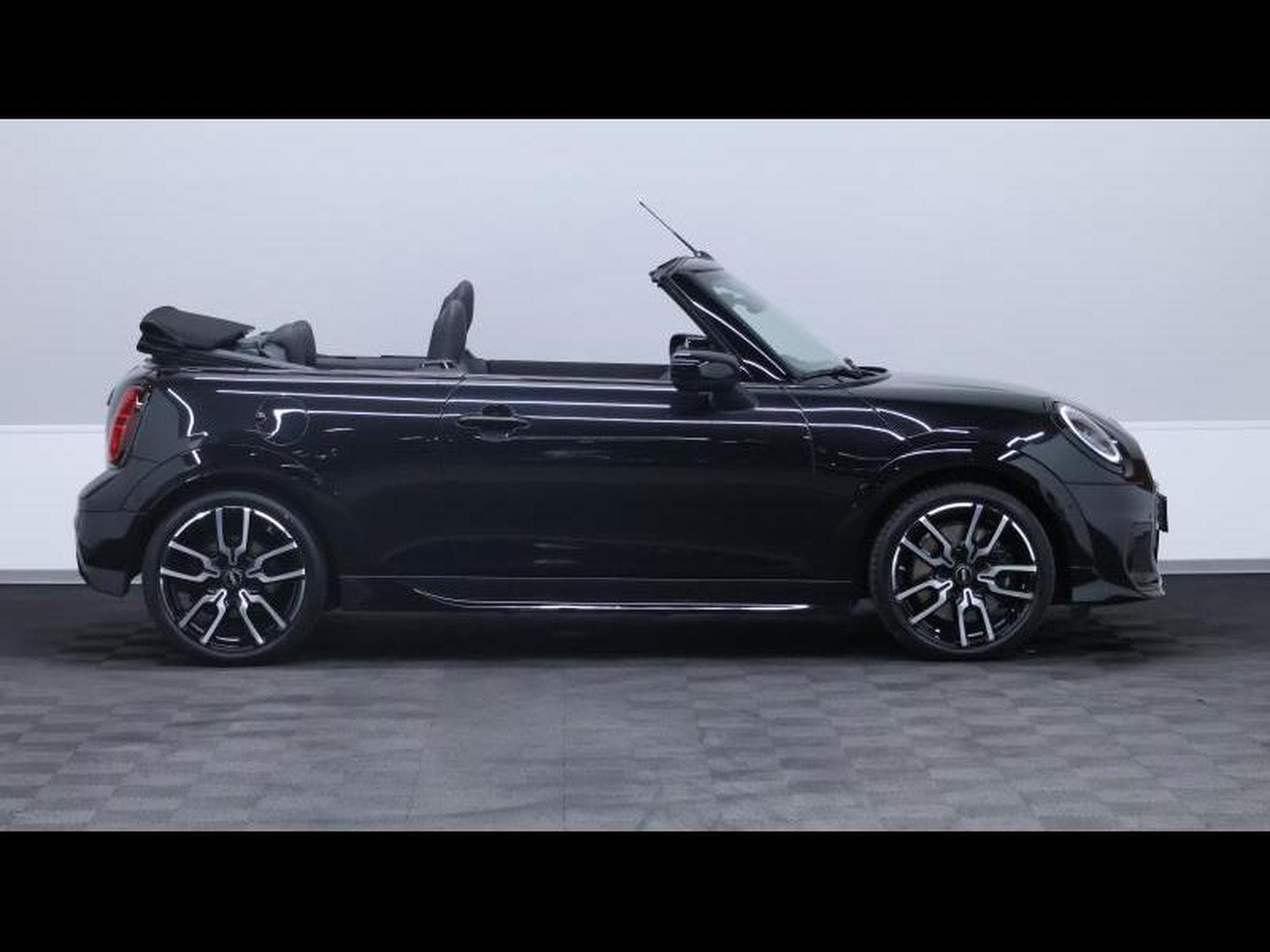 MINI Cooper Convertible JCW Pack Steptronic (2025) - Photo 10