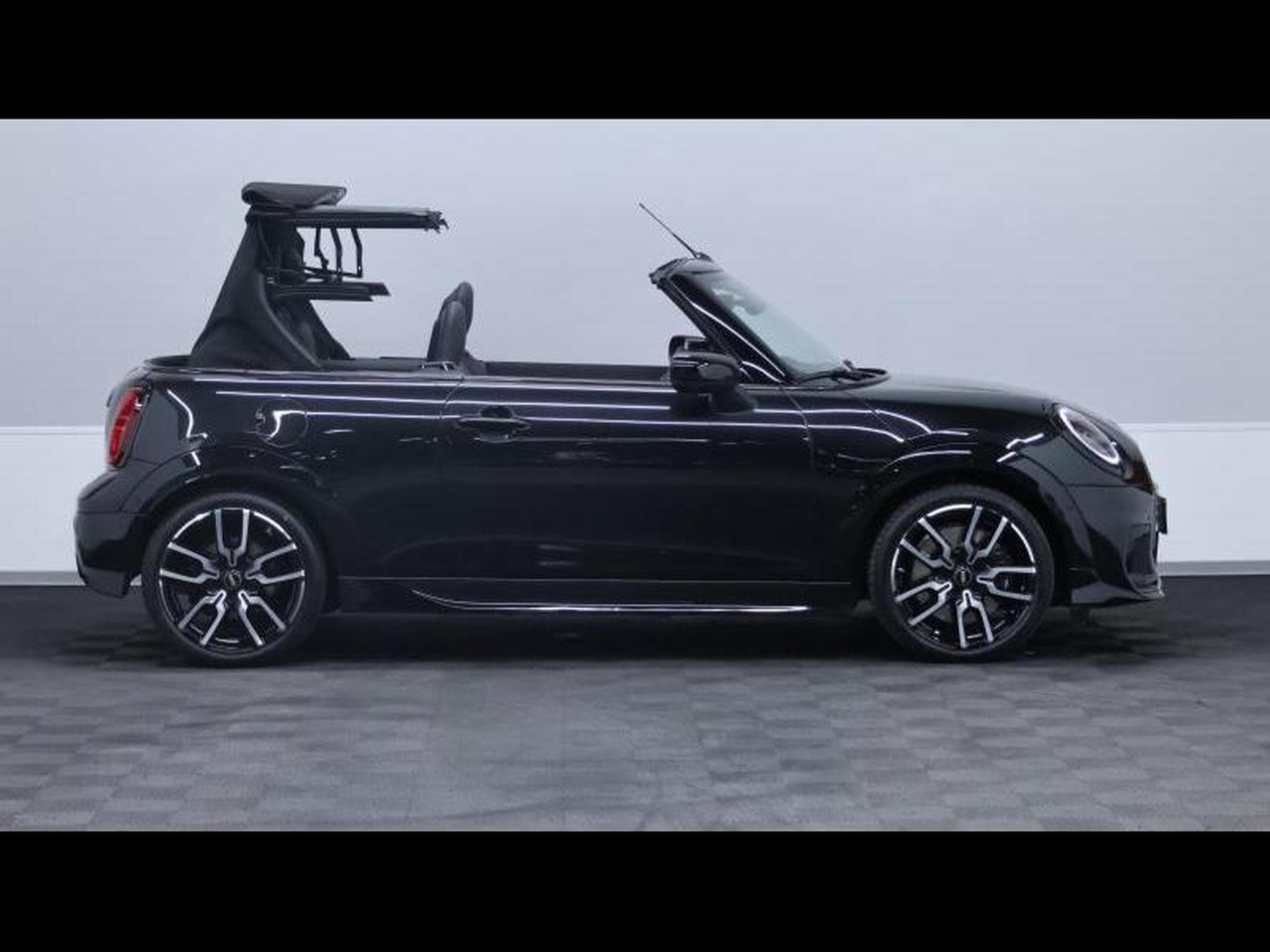 MINI Cooper Convertible JCW Pack Steptronic (2025) - Photo 11