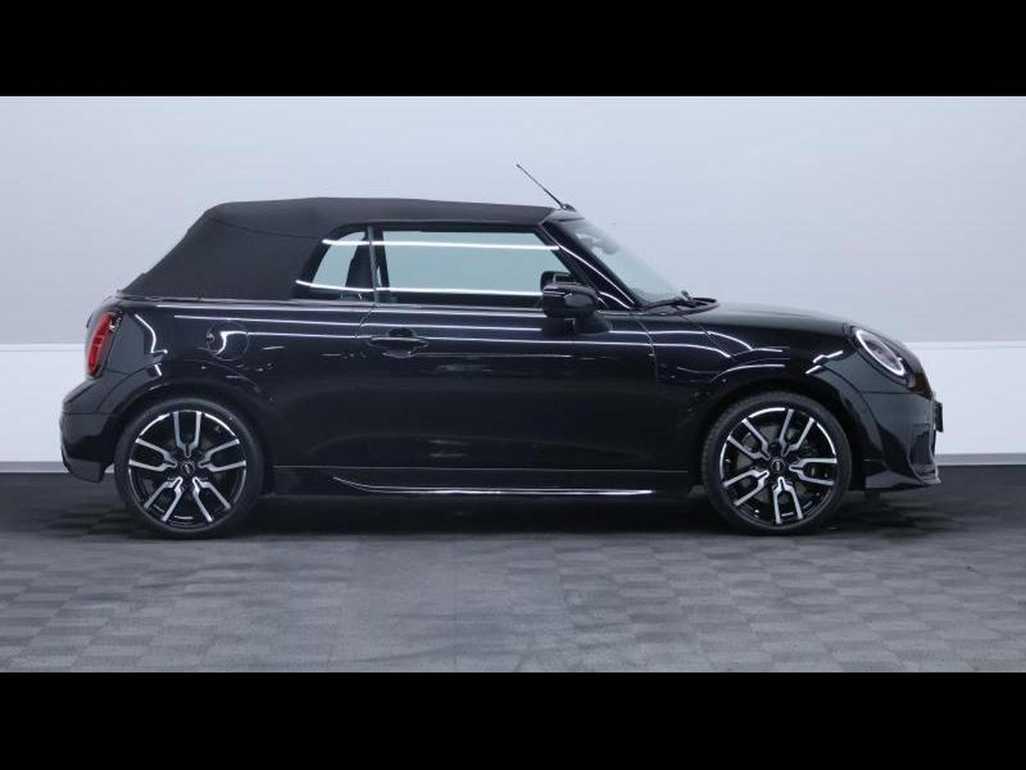 MINI Cooper Convertible JCW Pack Steptronic (2025) - Photo 12