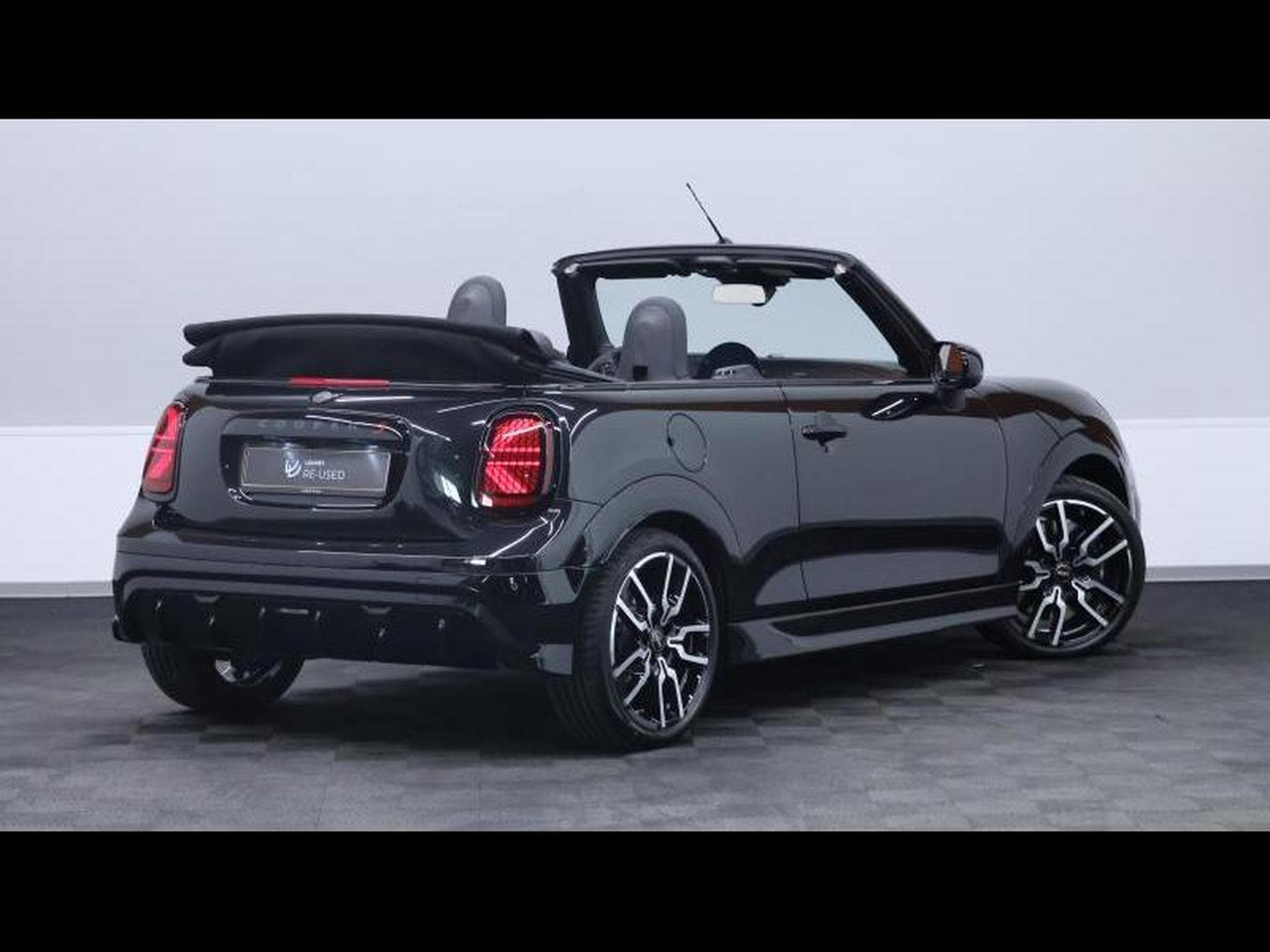 MINI Cooper Convertible JCW Pack Steptronic (2025) - Photo 13