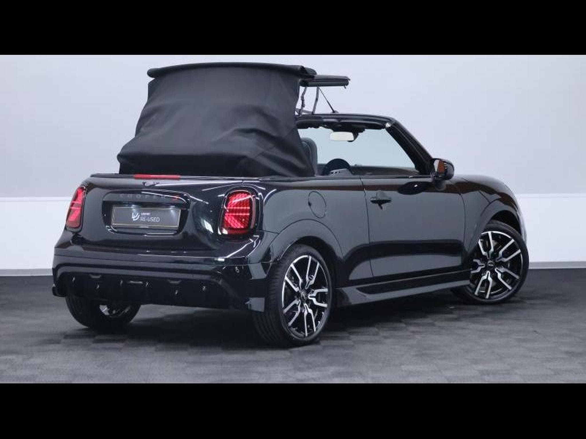 MINI Cooper Convertible JCW Pack Steptronic (2025) - Photo 14