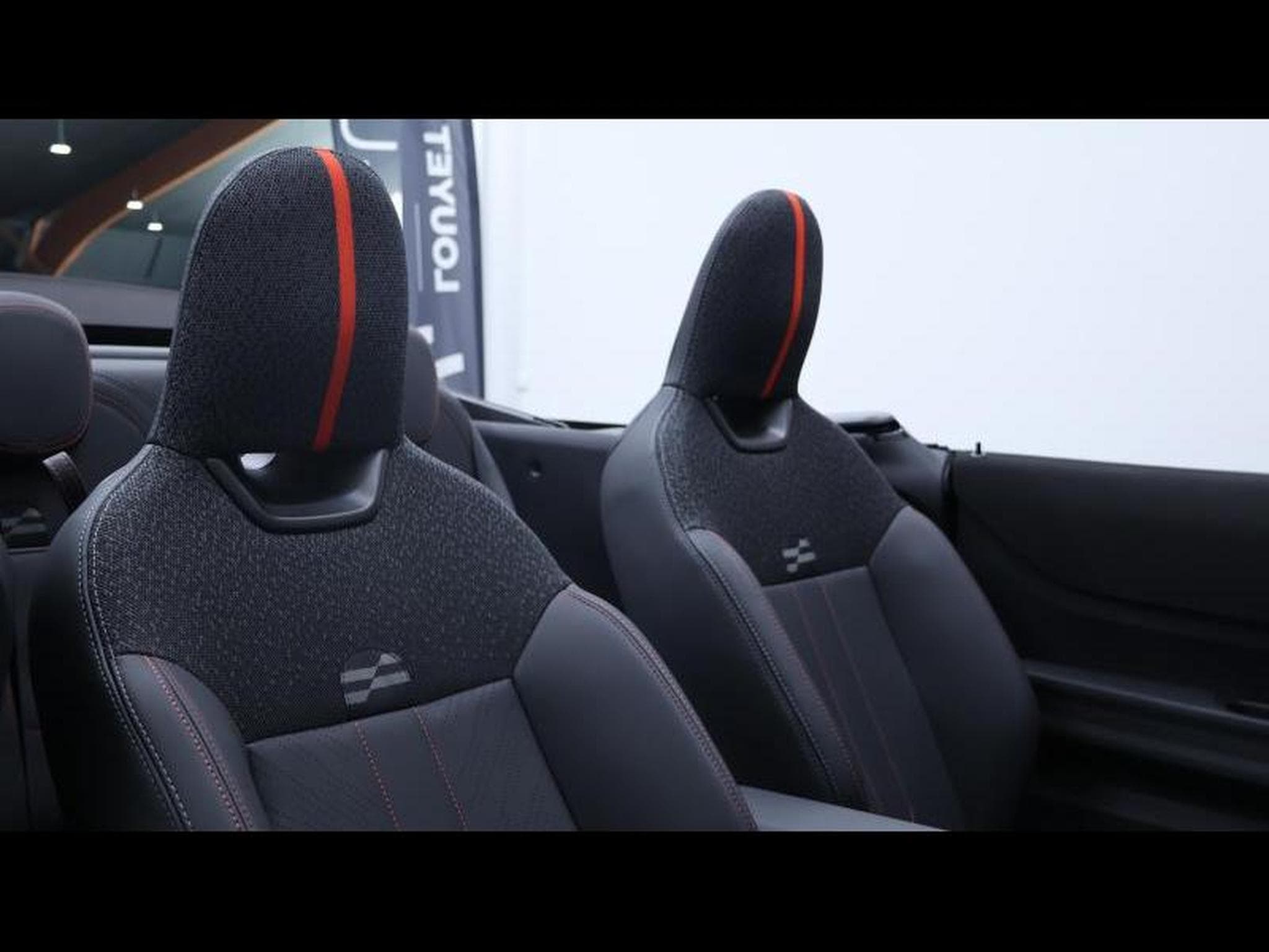 MINI Cooper Convertible JCW Pack Steptronic (2025) - Photo 23