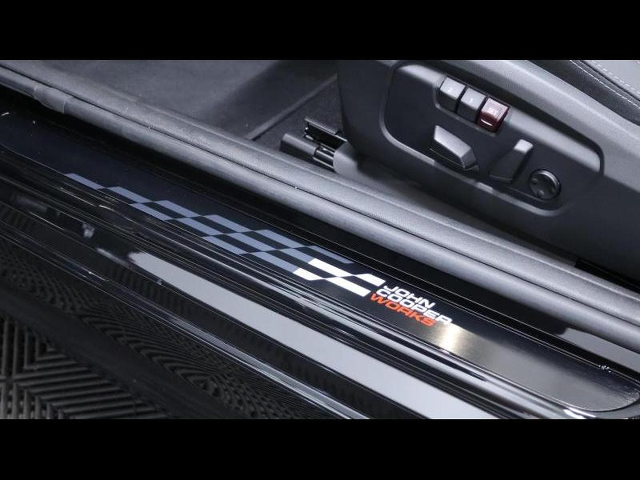 MINI Cooper Convertible JCW Pack Steptronic (2025) - Photo 42
