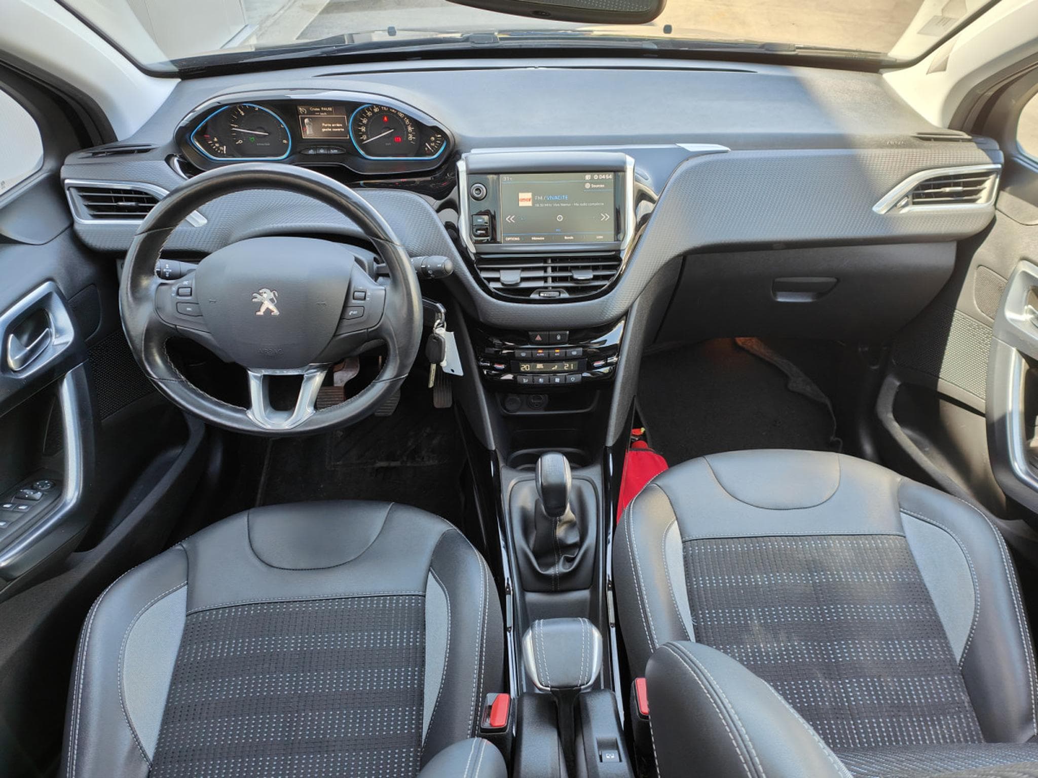 Peugeot 2008 1.6 HDI CARPLAY TOIT PANO SEMI-CUIR GPS BLUETOOTH (2017) - Foto 10