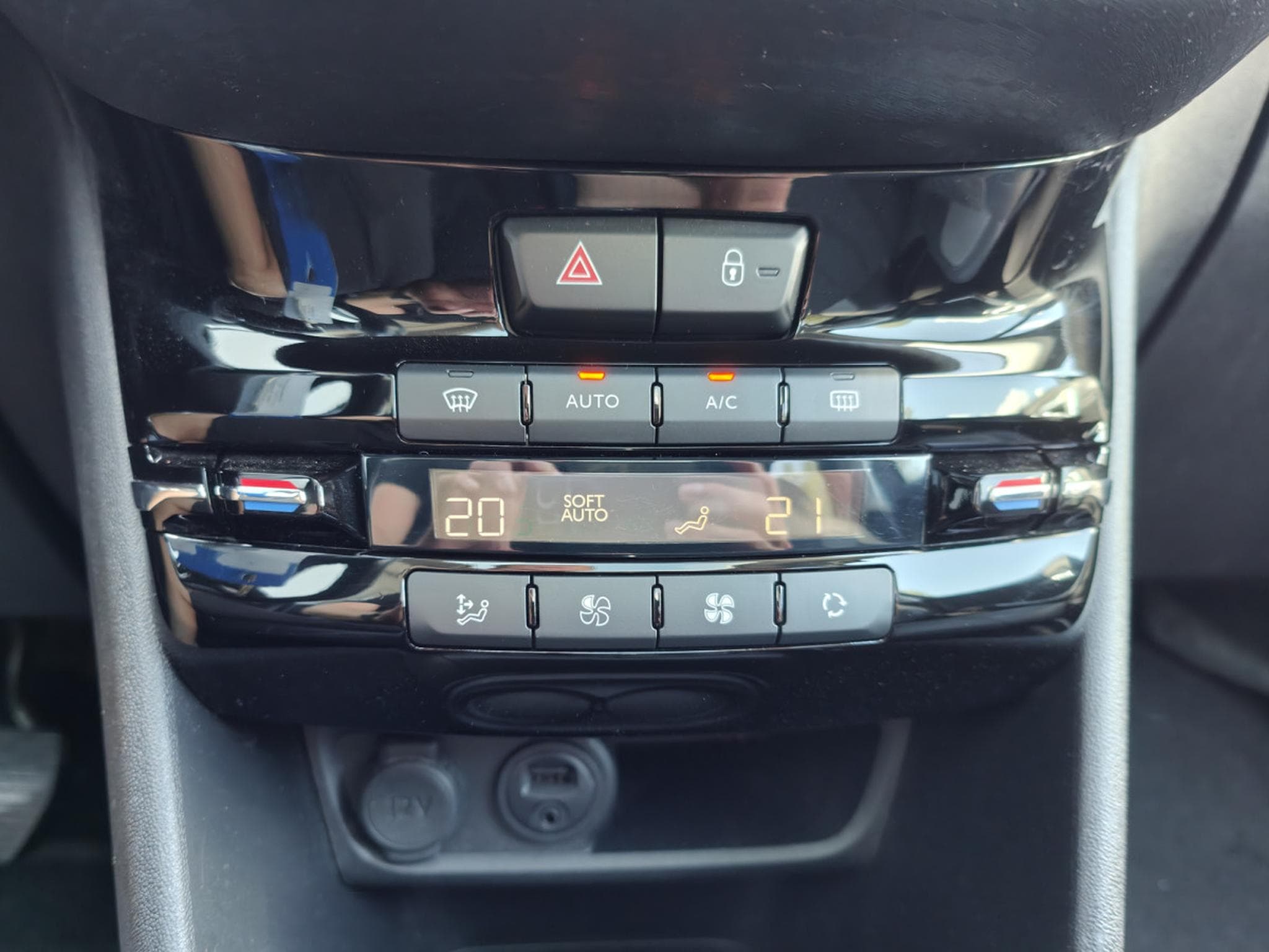 Peugeot 2008 1.6 HDI CARPLAY TOIT PANO SEMI-CUIR GPS BLUETOOTH (2017) - Foto 14