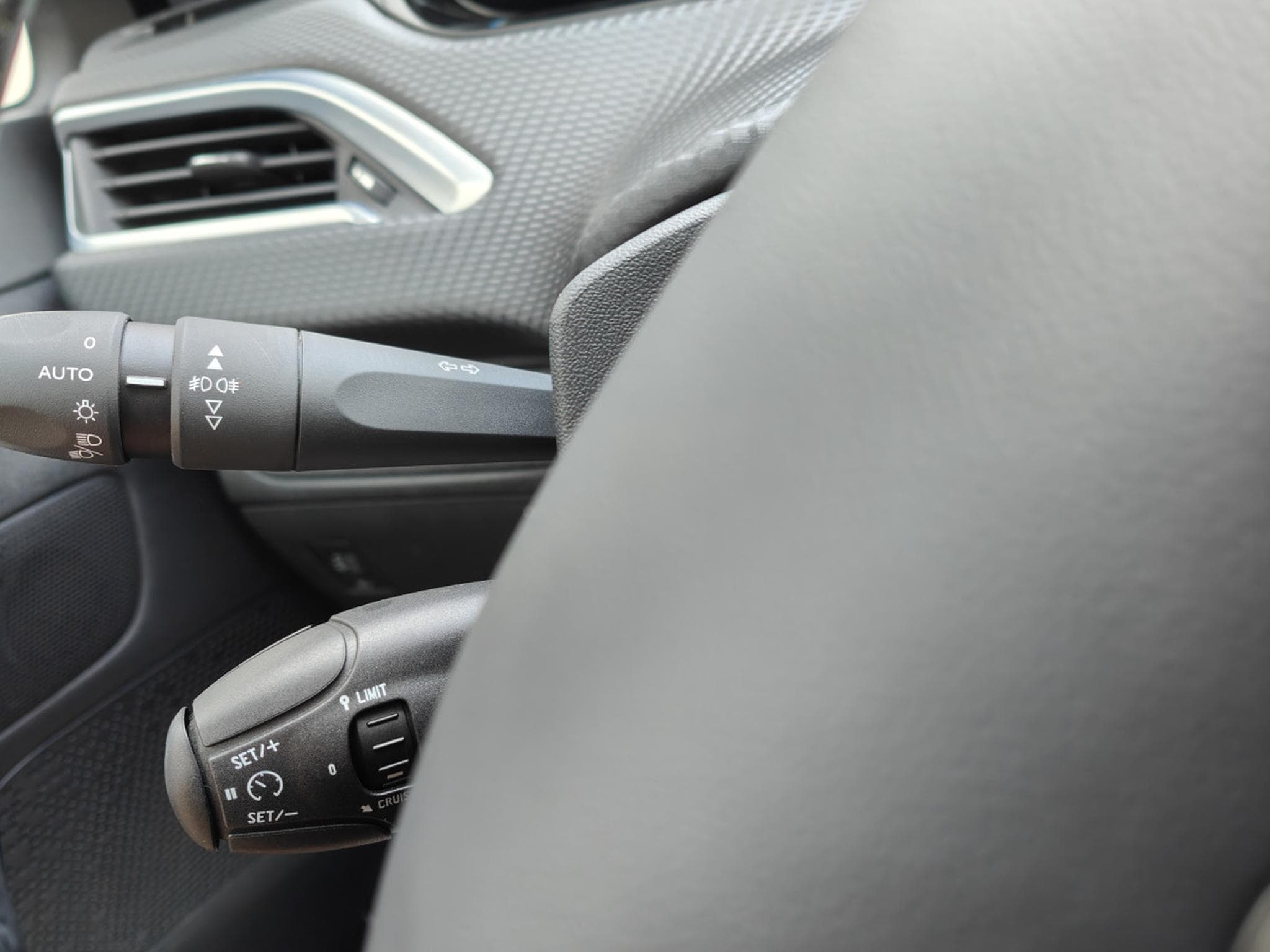 Peugeot 2008 1.6 HDI CARPLAY TOIT PANO SEMI-CUIR GPS BLUETOOTH (2017) - Foto 18