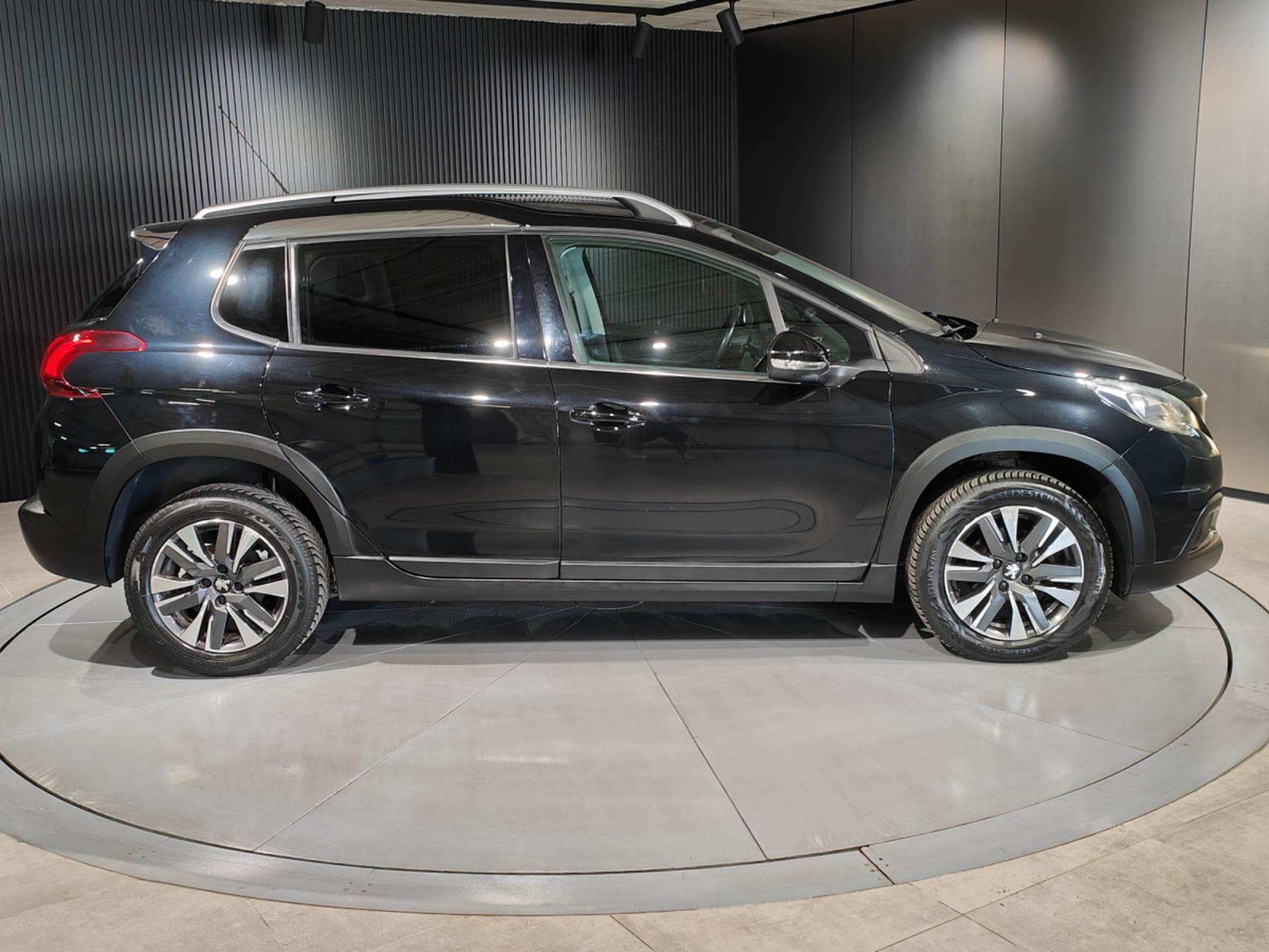 Peugeot 2008 1.6 HDI CARPLAY TOIT PANO SEMI-CUIR GPS BLUETOOTH (2017) - Foto 2