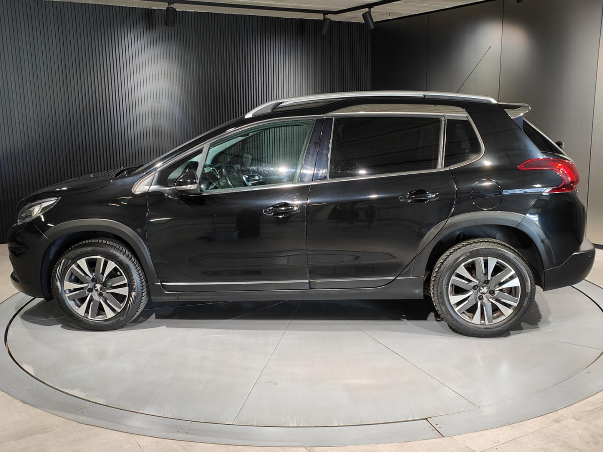 Peugeot 2008 1.6 HDI CARPLAY TOIT PANO SEMI-CUIR GPS BLUETOOTH (2017) - Foto 5