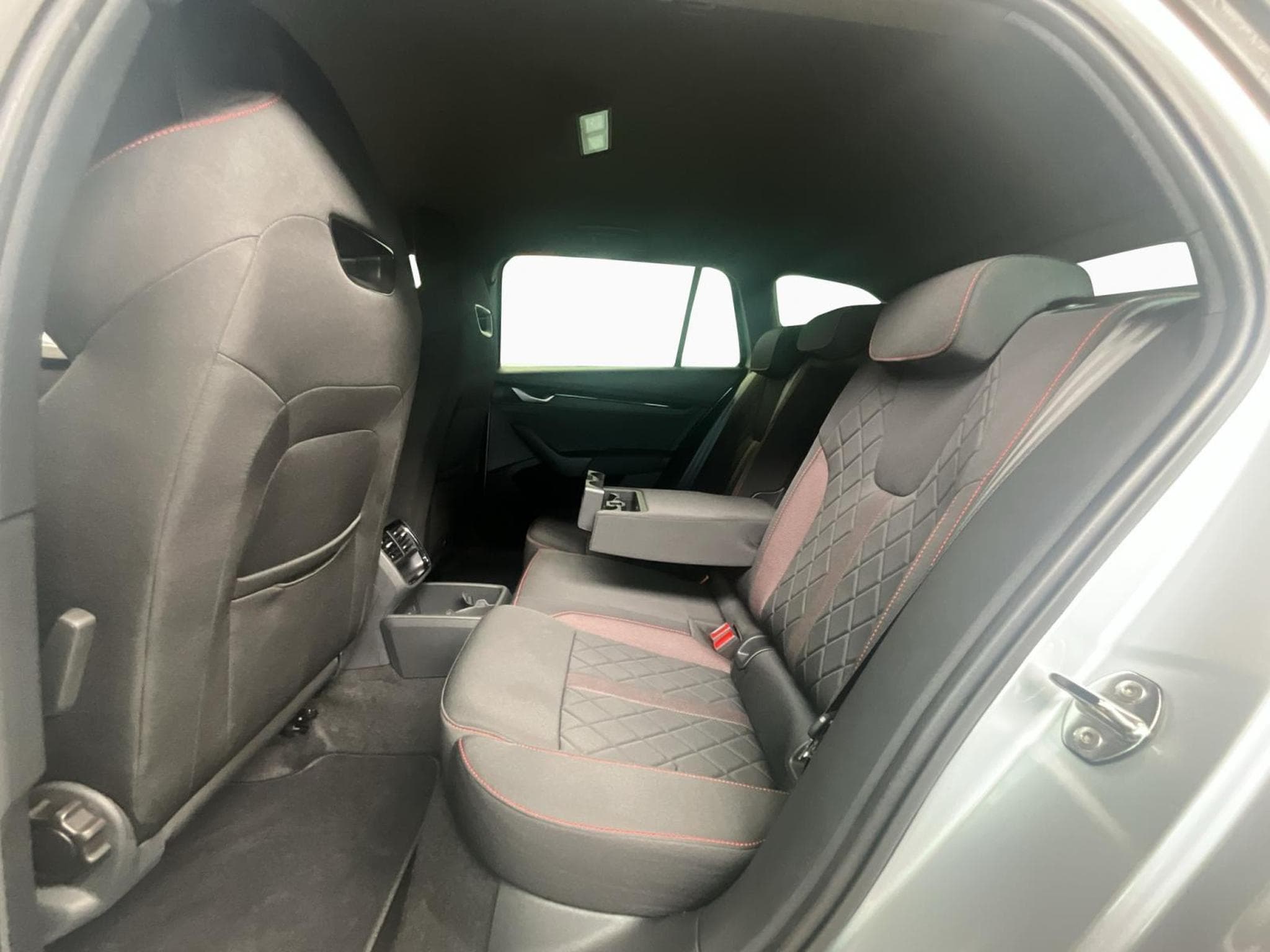 Skoda Octavia Rs+DSG+Led+Navi+AHK+sideAssist (2025) - Photo 15