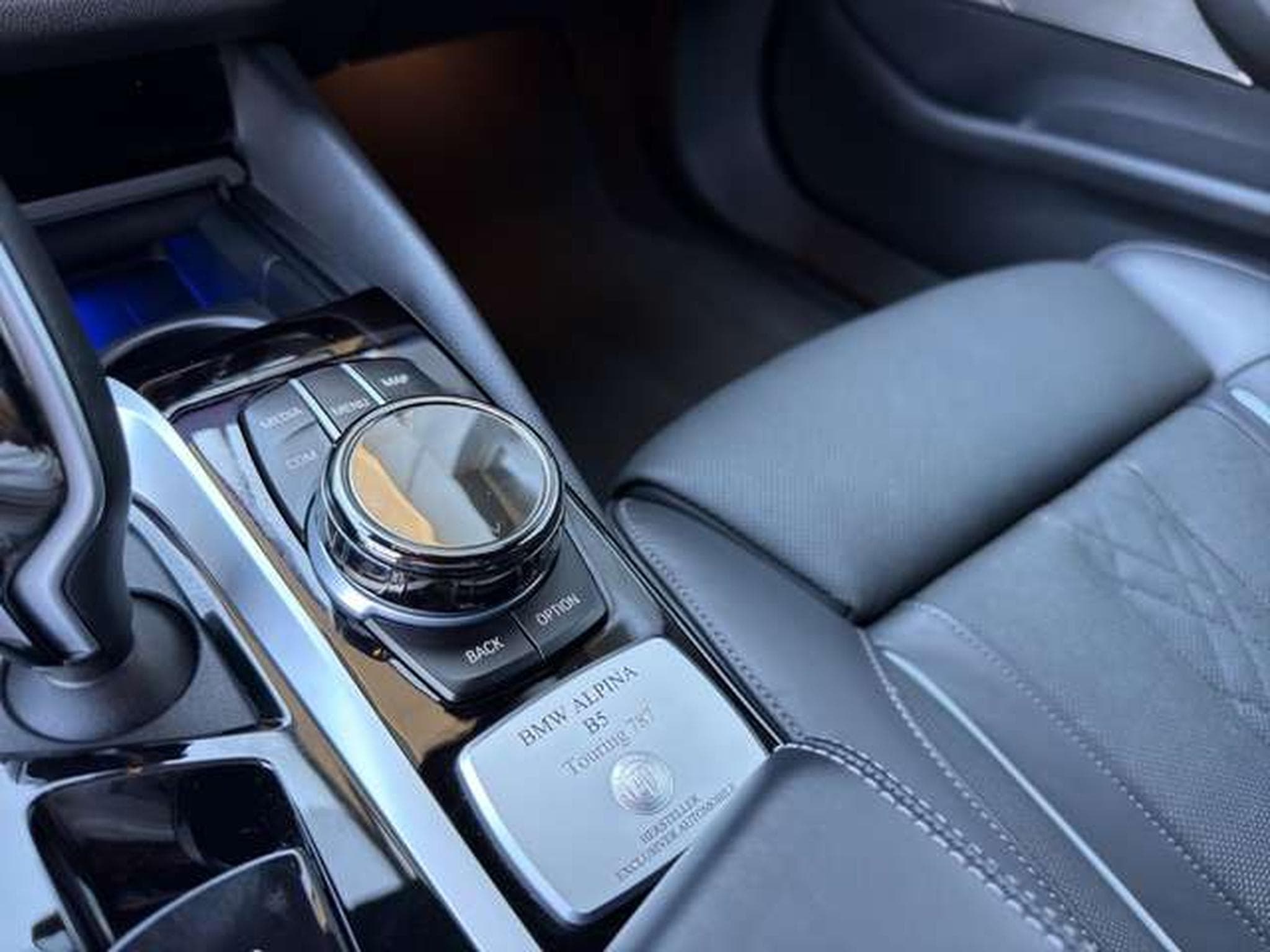 Alpina B5 Touring SWITCH-TRONIC Allrad Pano/HarmanKardo (2021) - Photo 16
