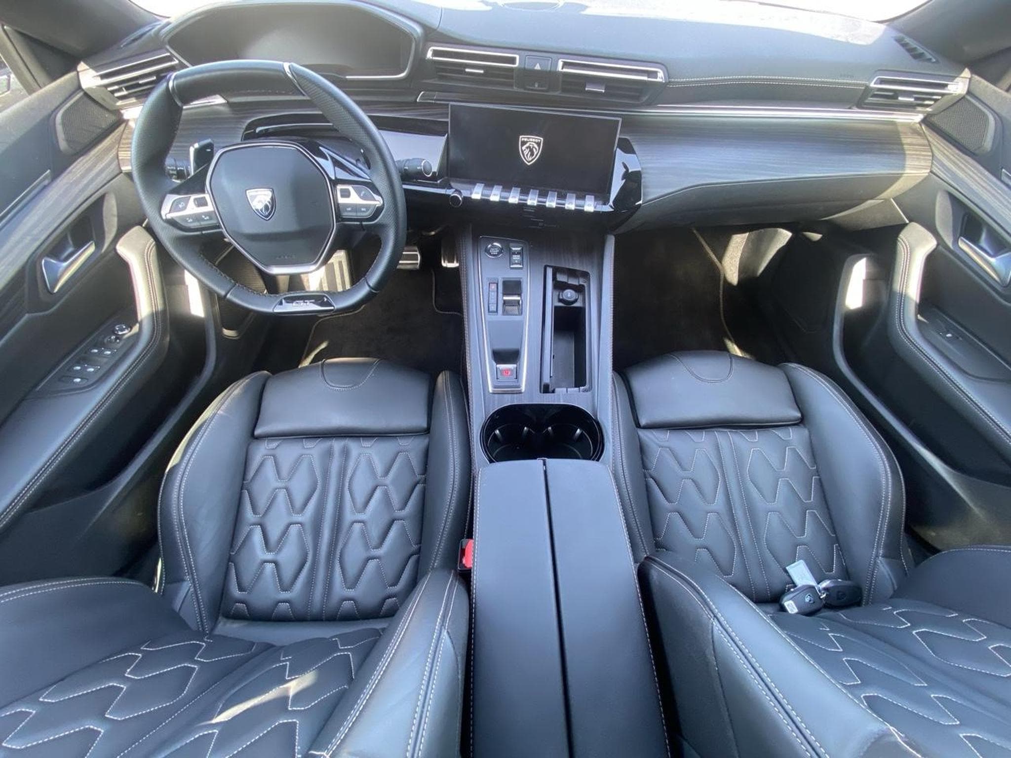 Peugeot 508 HYBRID 225 GT E-EAT8 (2024) - Photo 9