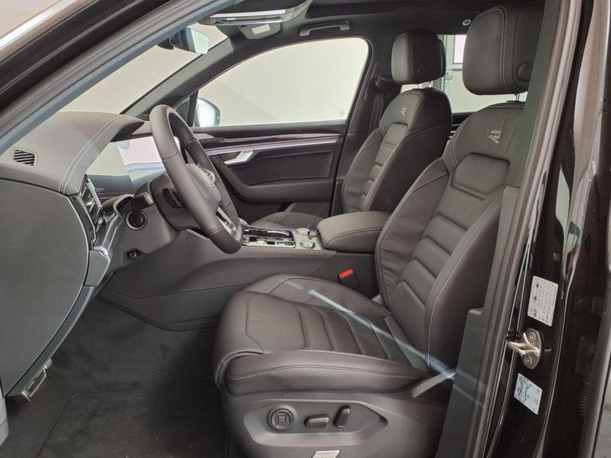 VW Touareg R-Line 3.0 TDI 8-Gang-Automatik 4MOTION (2026) - Foto 9