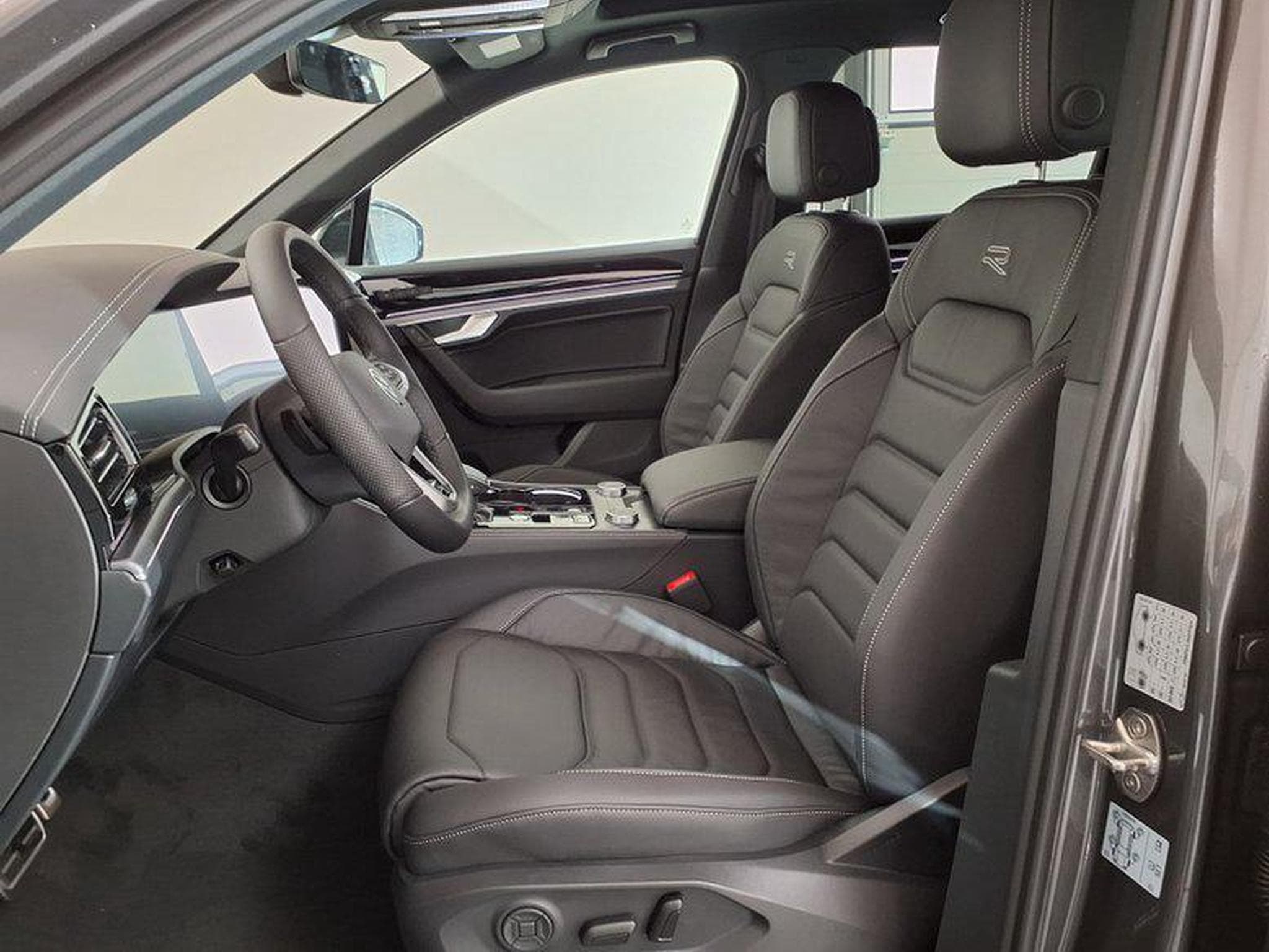 VW Touareg R-Line 3.0 TDI 8-Gang-Automatik 4MOTION (2026) - Foto 9