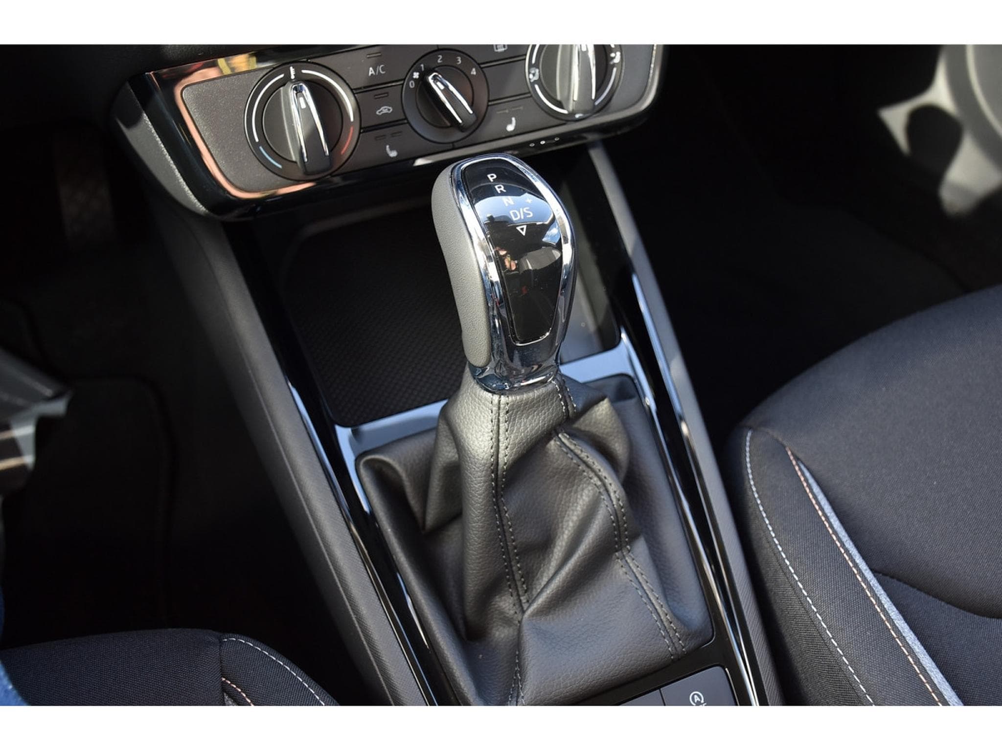 Skoda Kamiq 1.0 TSI 116 DSG Selection REGUL SMARTLINK CAM KEYLESS NEUF (2025) - Photo 17