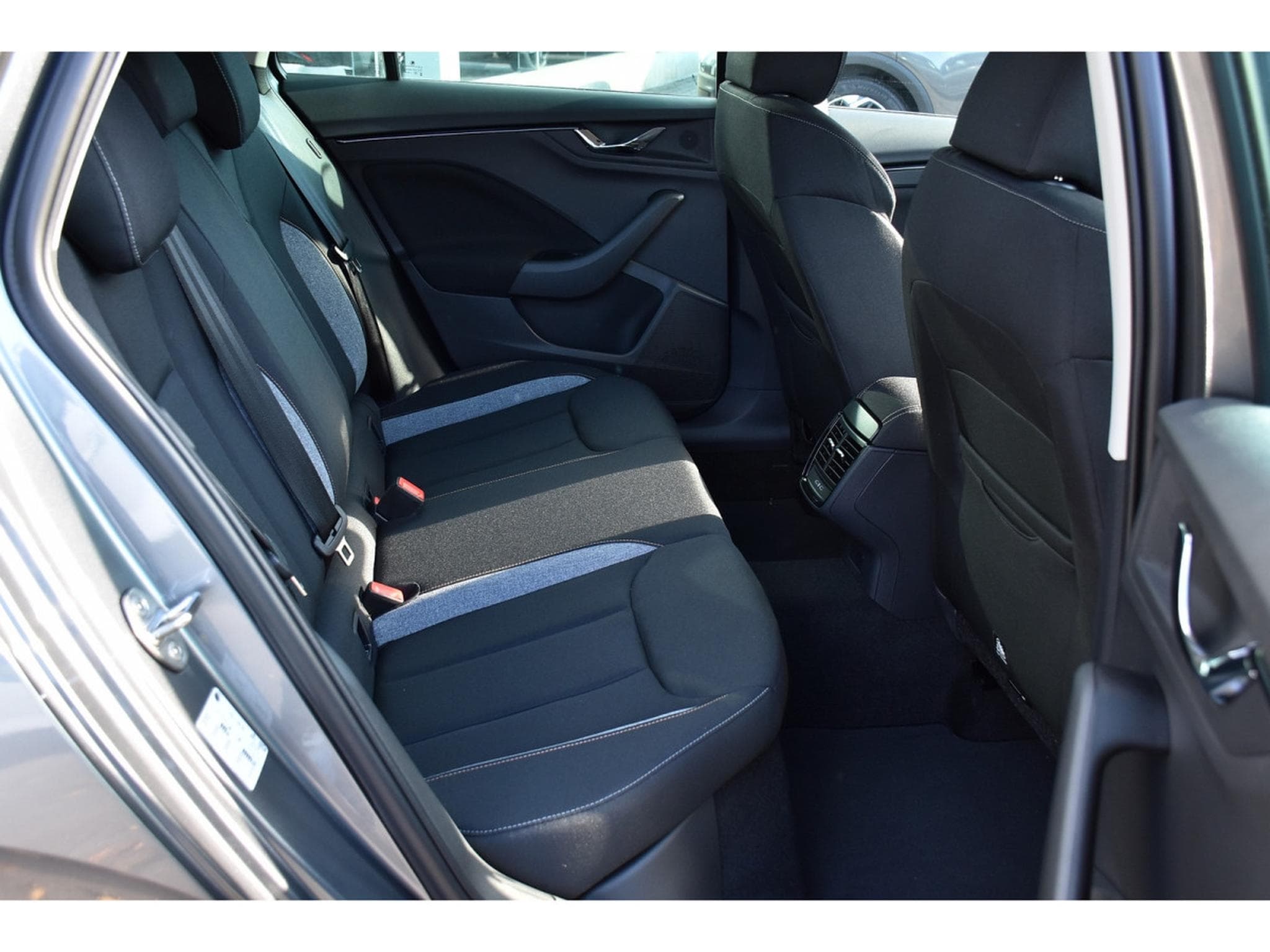 Skoda Kamiq 1.0 TSI 116 DSG Selection REGUL SMARTLINK CAM KEYLESS NEUF (2025) - Photo 8