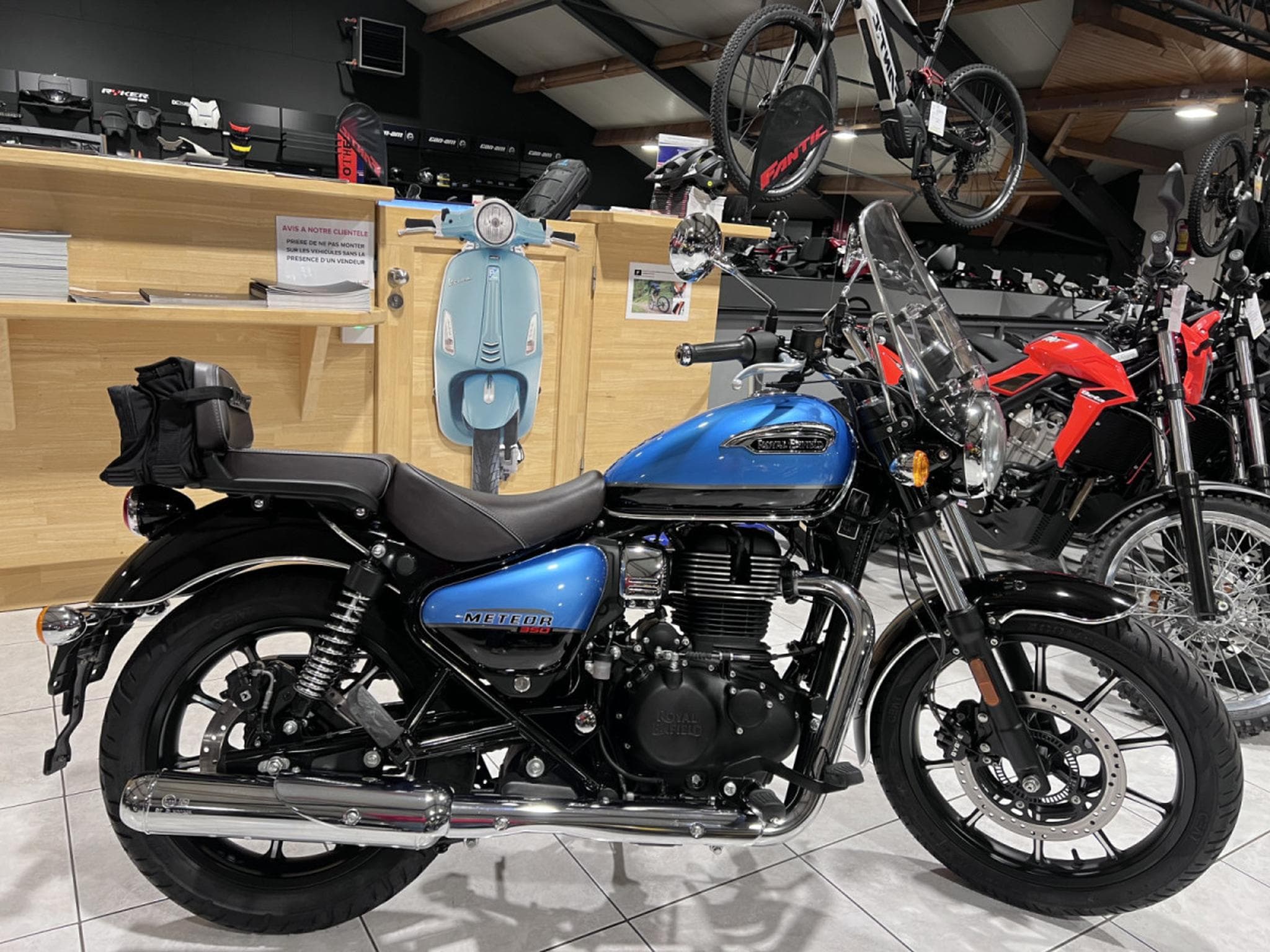 Royal Enfield Meteor Super Nova (2022) - Photo 1