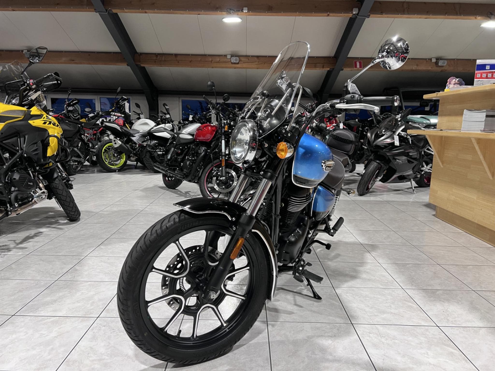 Royal Enfield Meteor Super Nova (2022) - Photo 2