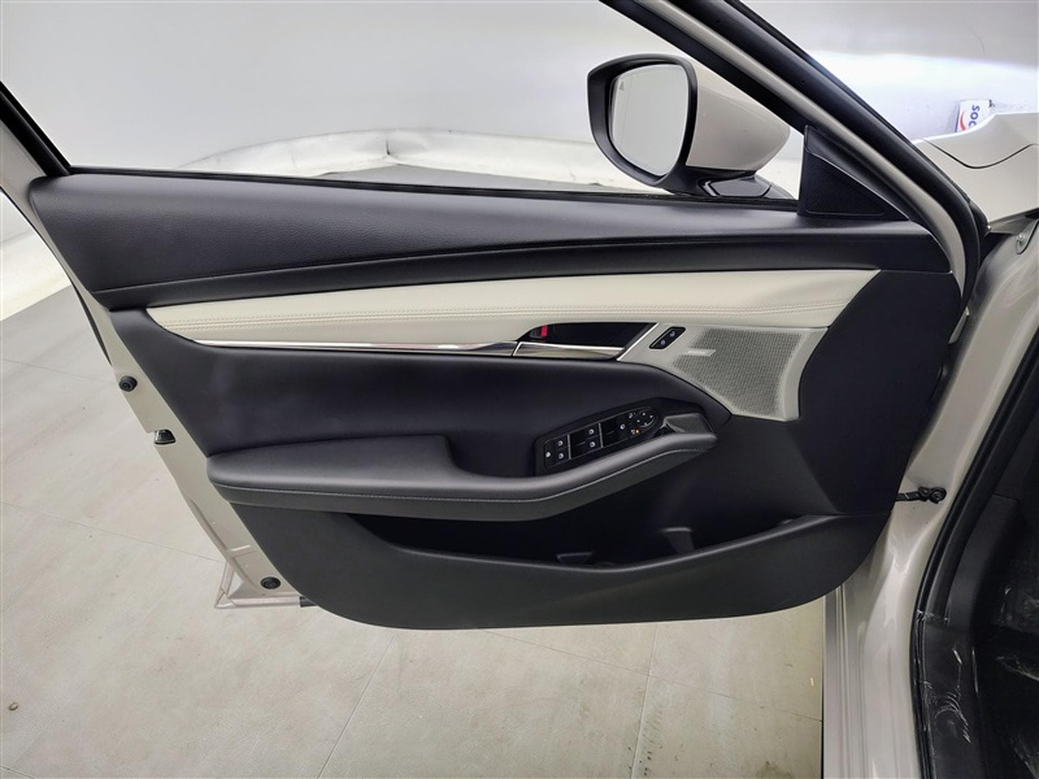 Mazda 3 Hatchback 2.0i e-Skyactiv-G Nagisa (2024) - Foto 17