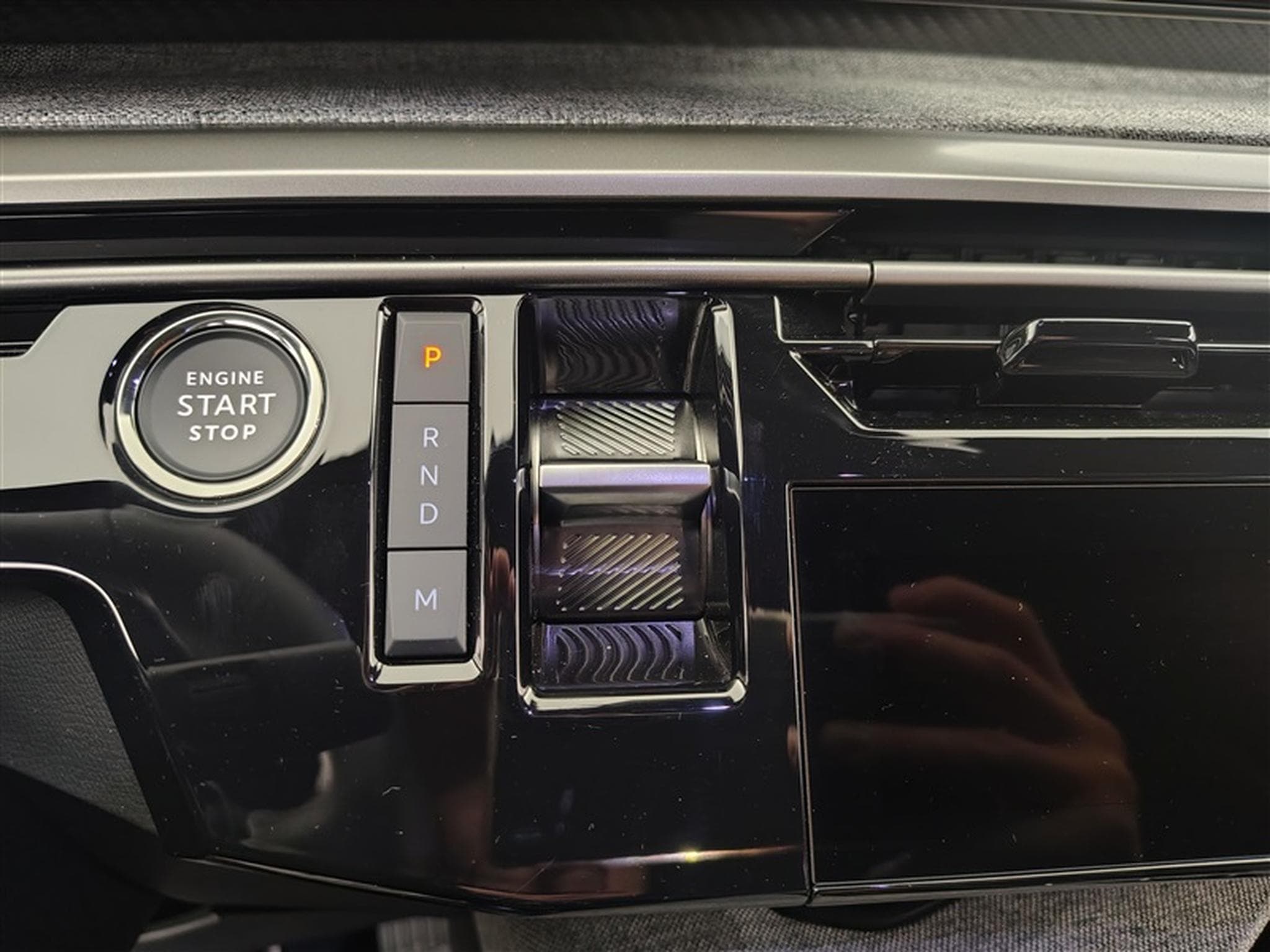 Peugeot 5008 1.2 HYBRID 145cv e-DSC6 Allure 7pl. CARPLAY / FULL LED / CAM (2025) - Photo 12