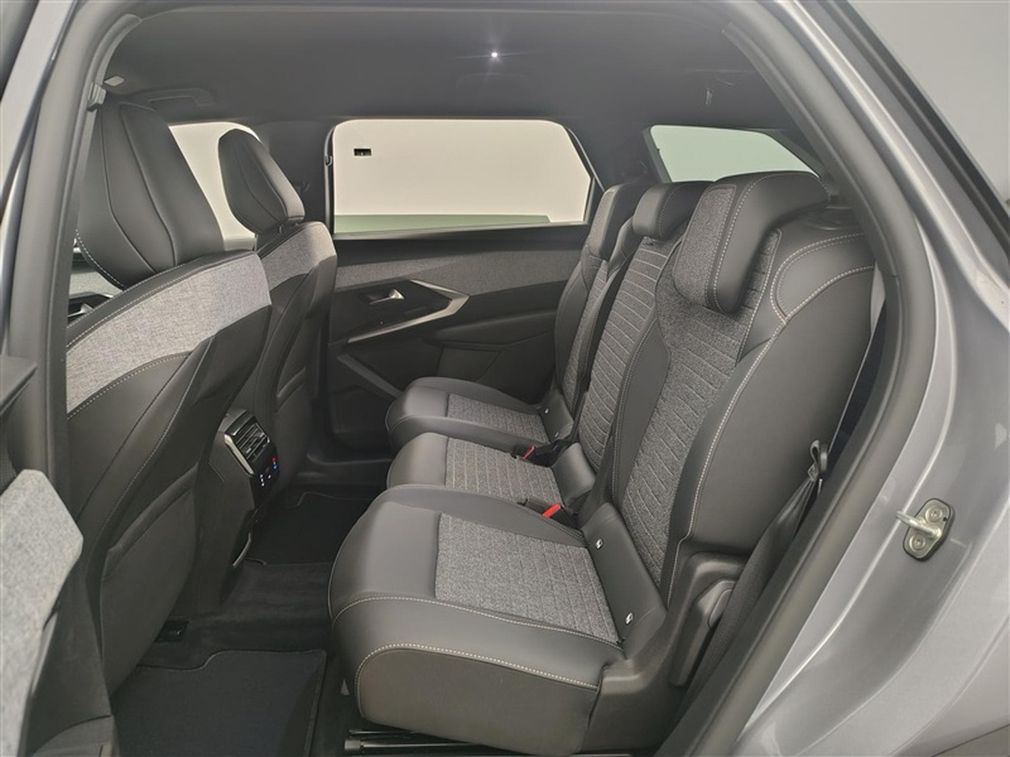 Peugeot 5008 1.2 HYBRID 145cv e-DSC6 Allure 7pl. CARPLAY / FULL LED / CAM (2025) - Photo 13