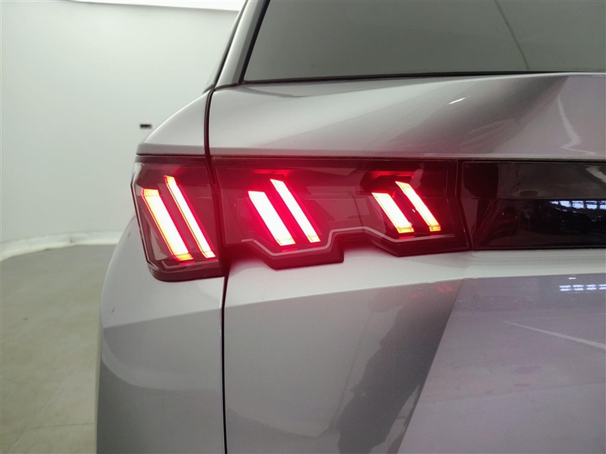 Peugeot 5008 1.2 HYBRID 145cv e-DSC6 Allure 7pl. CARPLAY / FULL LED / CAM (2025) - Photo 16