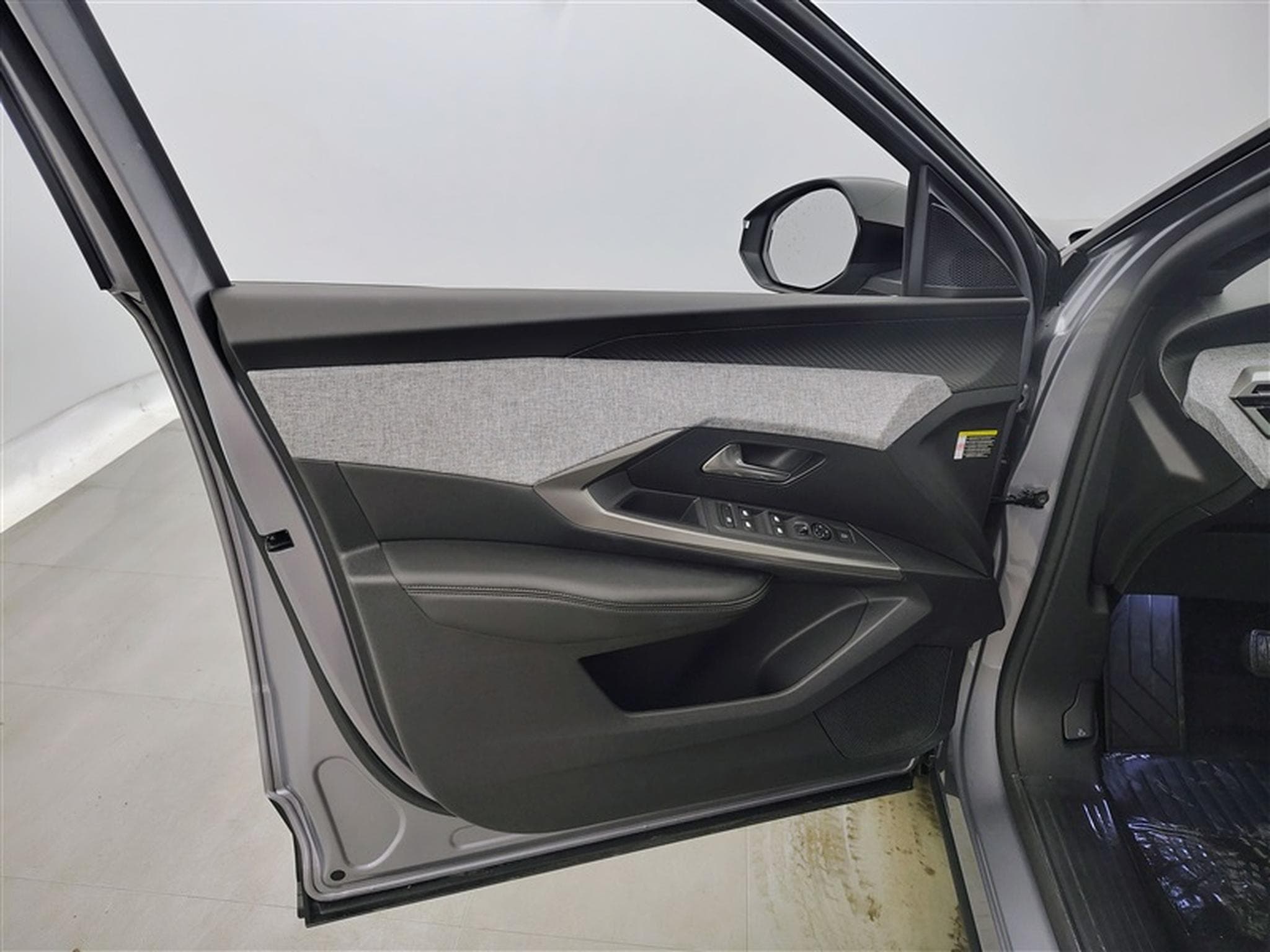 Peugeot 5008 1.2 HYBRID 145cv e-DSC6 Allure 7pl. CARPLAY / FULL LED / CAM (2025) - Photo 17